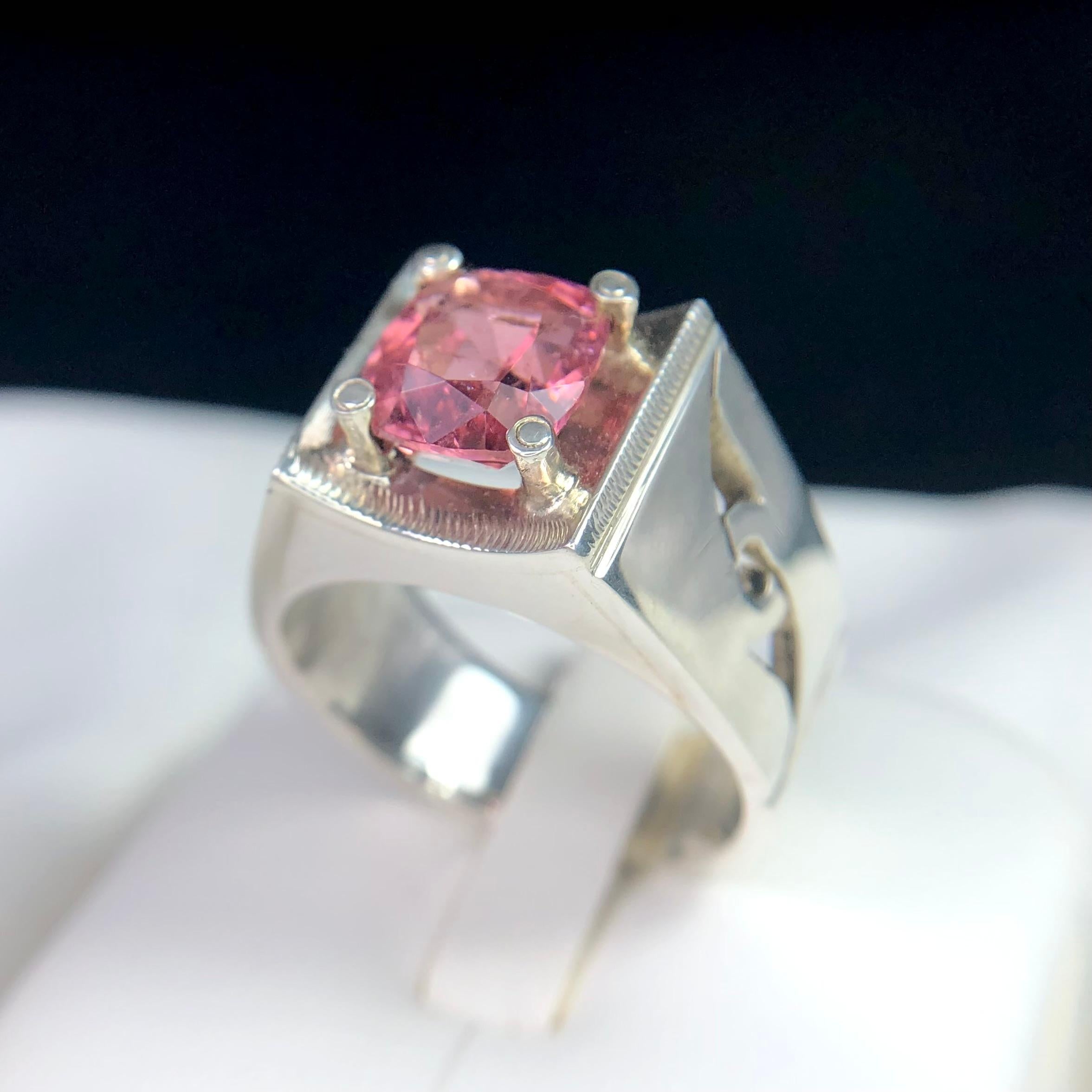 Vivid Pink Natural Tourmaline Gemstone Silver Ring Handmade Cushion Cut !!!

💎 TYPE DE PIERRE PRÉCIEUSE : Tourmaline
⚖️ POIDS : 13 grammes
🪚 SHAPE & CUT : Coussin 
💍 TAILLE DE BAGUE (US) : 10
🌈 COLOR :  Rose
  MÉTAL : Argent 925
🔎 CLARITÉ :