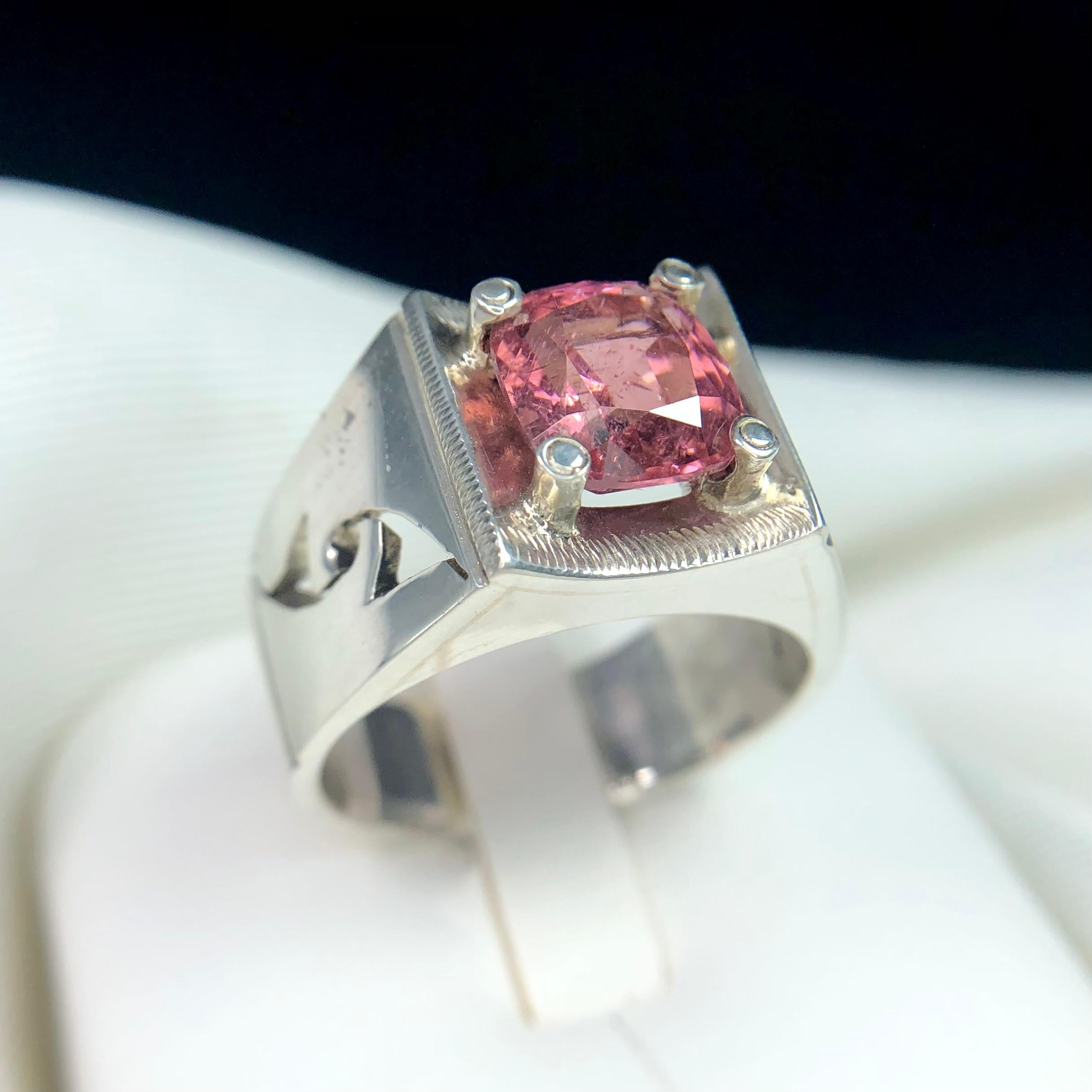 Vivid Pink Natural Tourmaline Gemstone Silver Ring Handmade Cushion Cut-Size 10 en vente 1