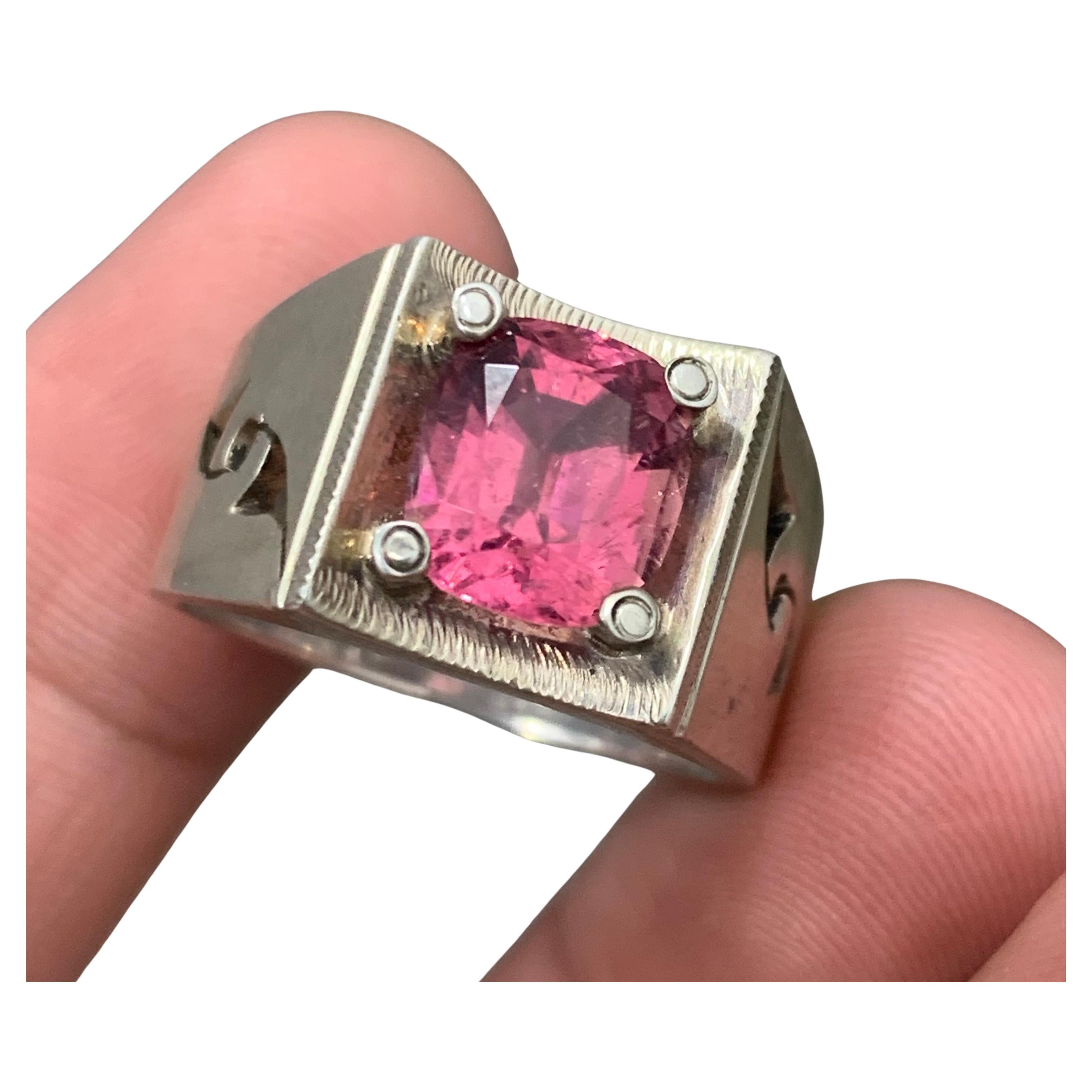 Anello d
argento con gemma di tormalina naturale rosa vivo fatto a mano con taglio a cuscino, misura 10