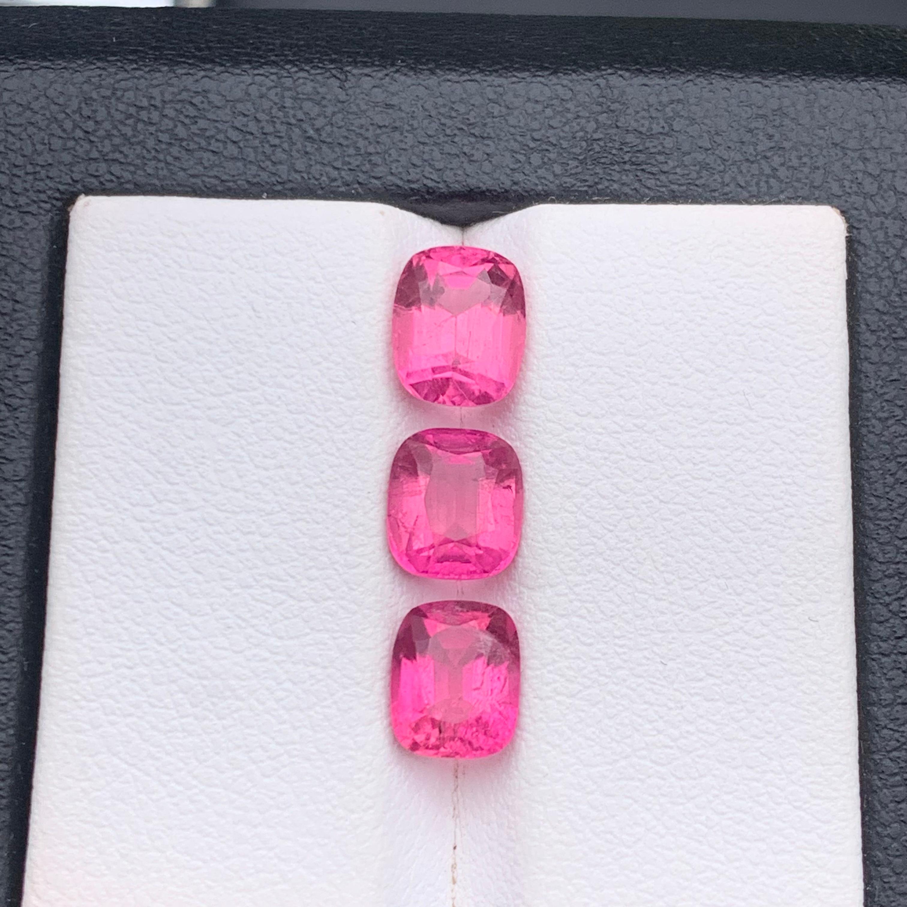 Vivid Pink Natural Tourmaline Ring, Earrings Loose Gemstones 4.40 Ct Cushion Cut en vente 4