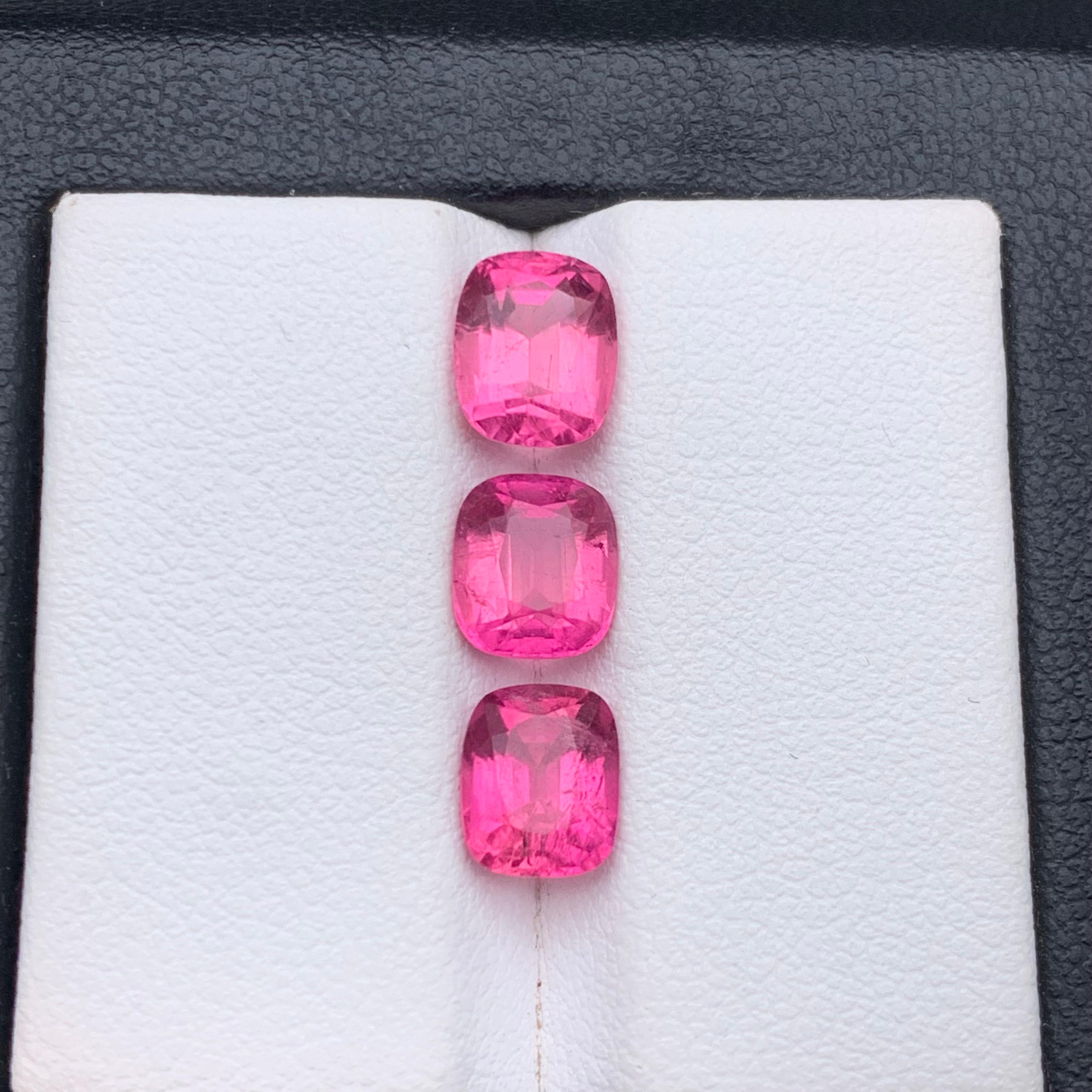 Vivid Pink Natural Tourmaline Ring, Earrings Loose Gemstones 4.40 Ct Cushion Cut en vente 5