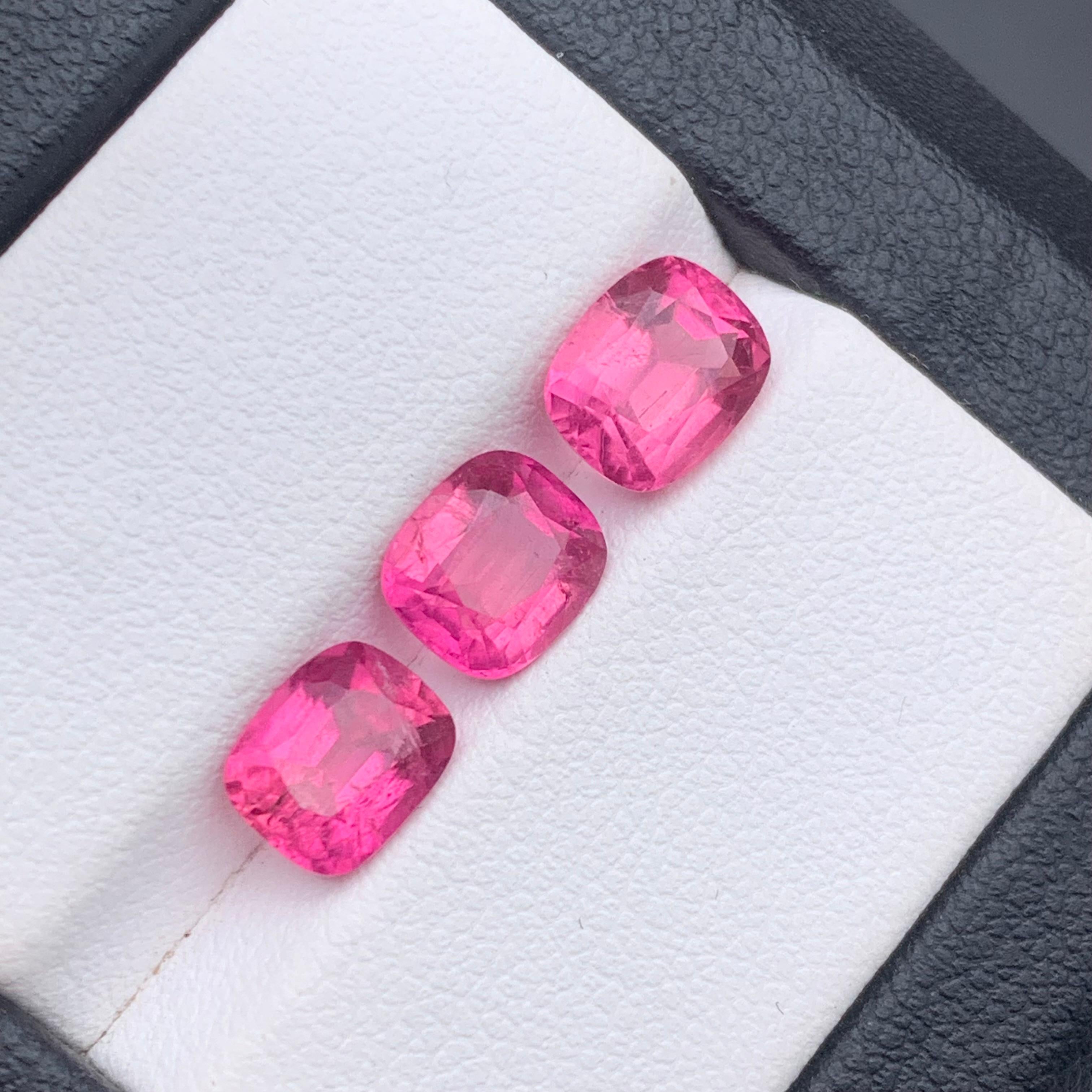 Vivid Pink Natural Tourmaline Ring, Earrings Loose Gemstones 4.40 Ct Cushion Cut en vente 6