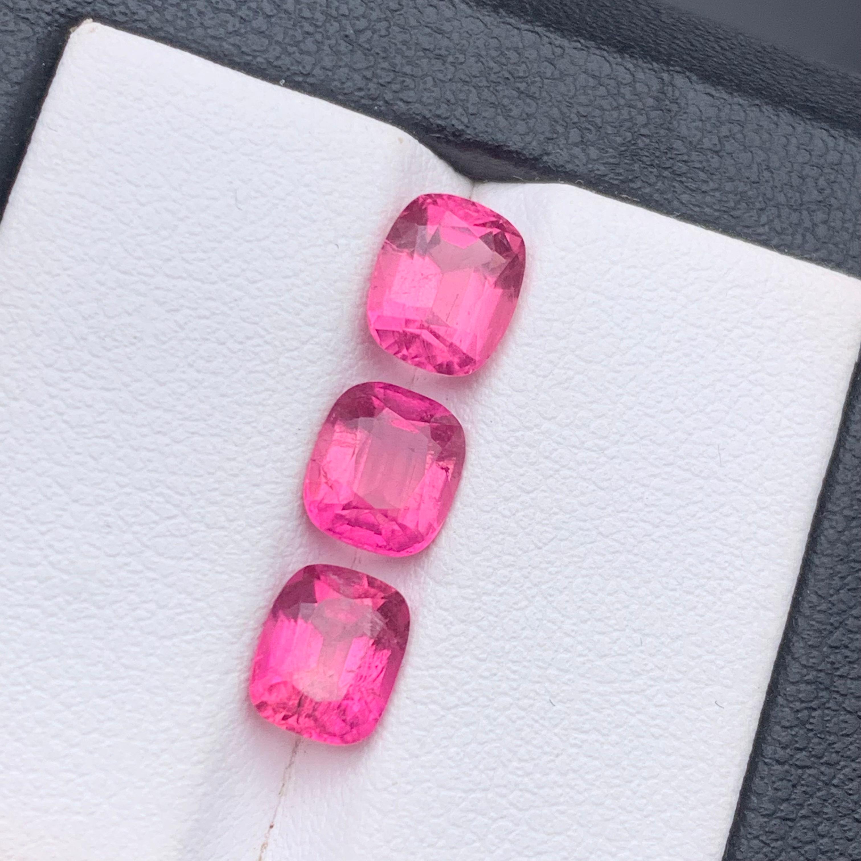 Contemporain Vivid Pink Natural Tourmaline Ring, Earrings Loose Gemstones 4.40 Ct Cushion Cut en vente