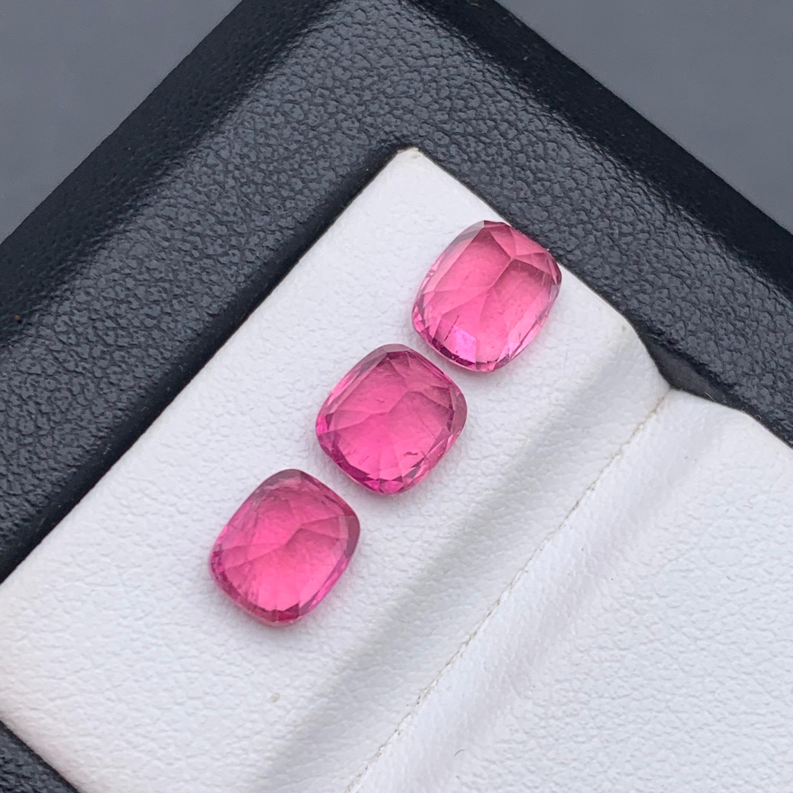 Vivid Pink Natural Tourmaline Ring, Earrings Loose Gemstones 4.40 Ct Cushion Cut Neuf - En vente à Peshawar, PK