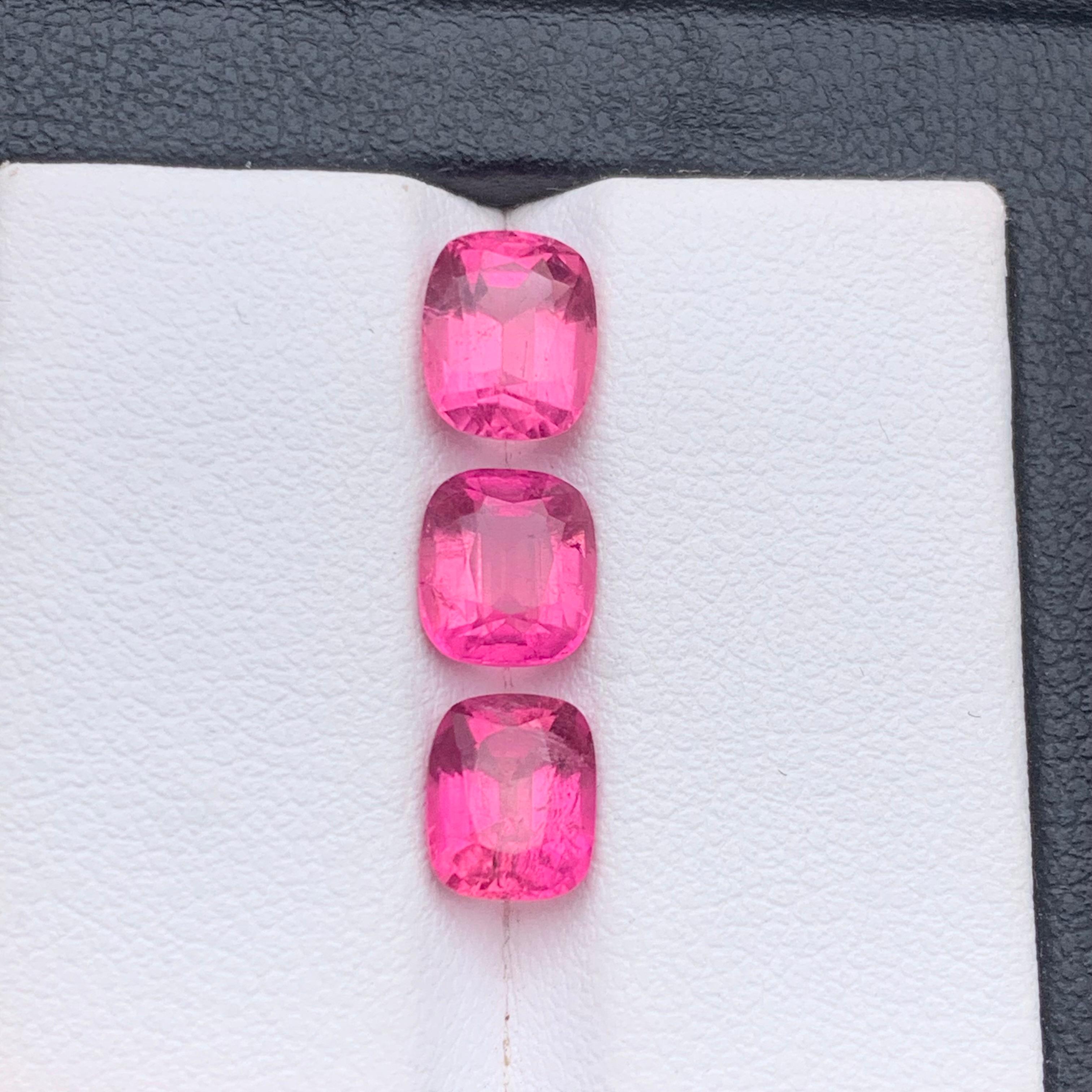 Vivid Pink Natural Tourmaline Ring, Earrings Loose Gemstones 4.40 Ct Cushion Cut en vente 1