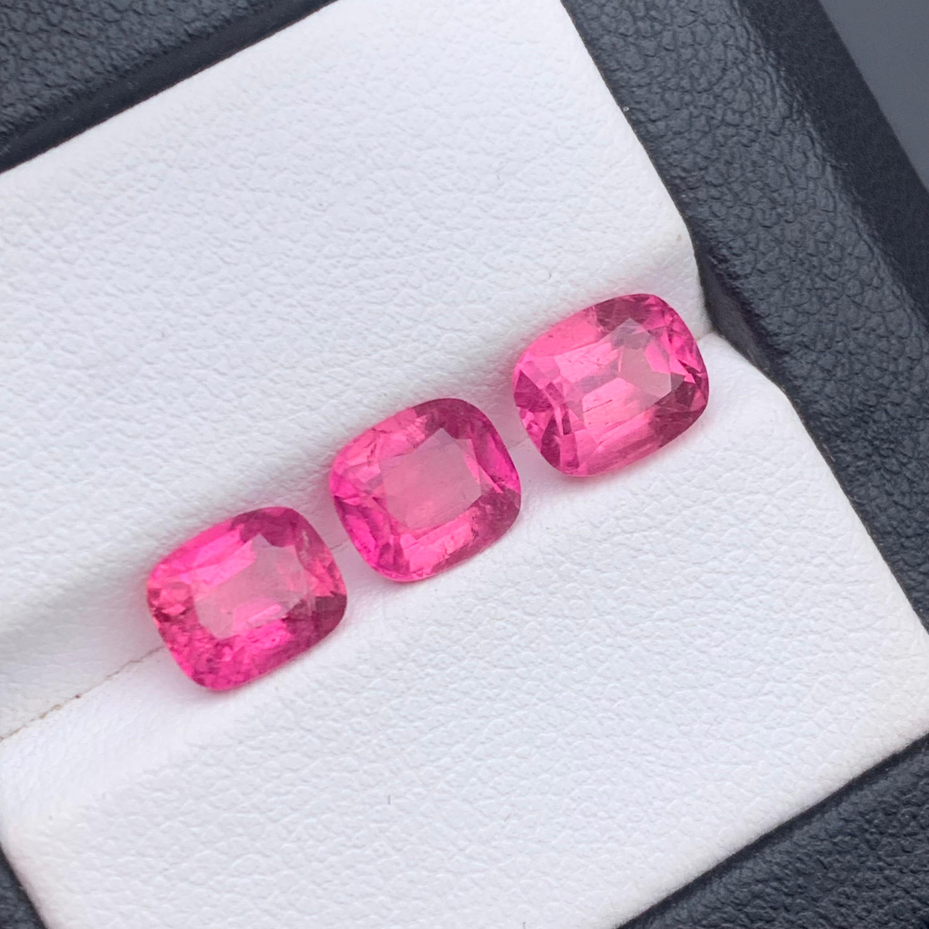 Vivid Pink Natural Tourmaline Ring, Earrings Loose Gemstones 4.40 Ct Cushion Cut en vente 3