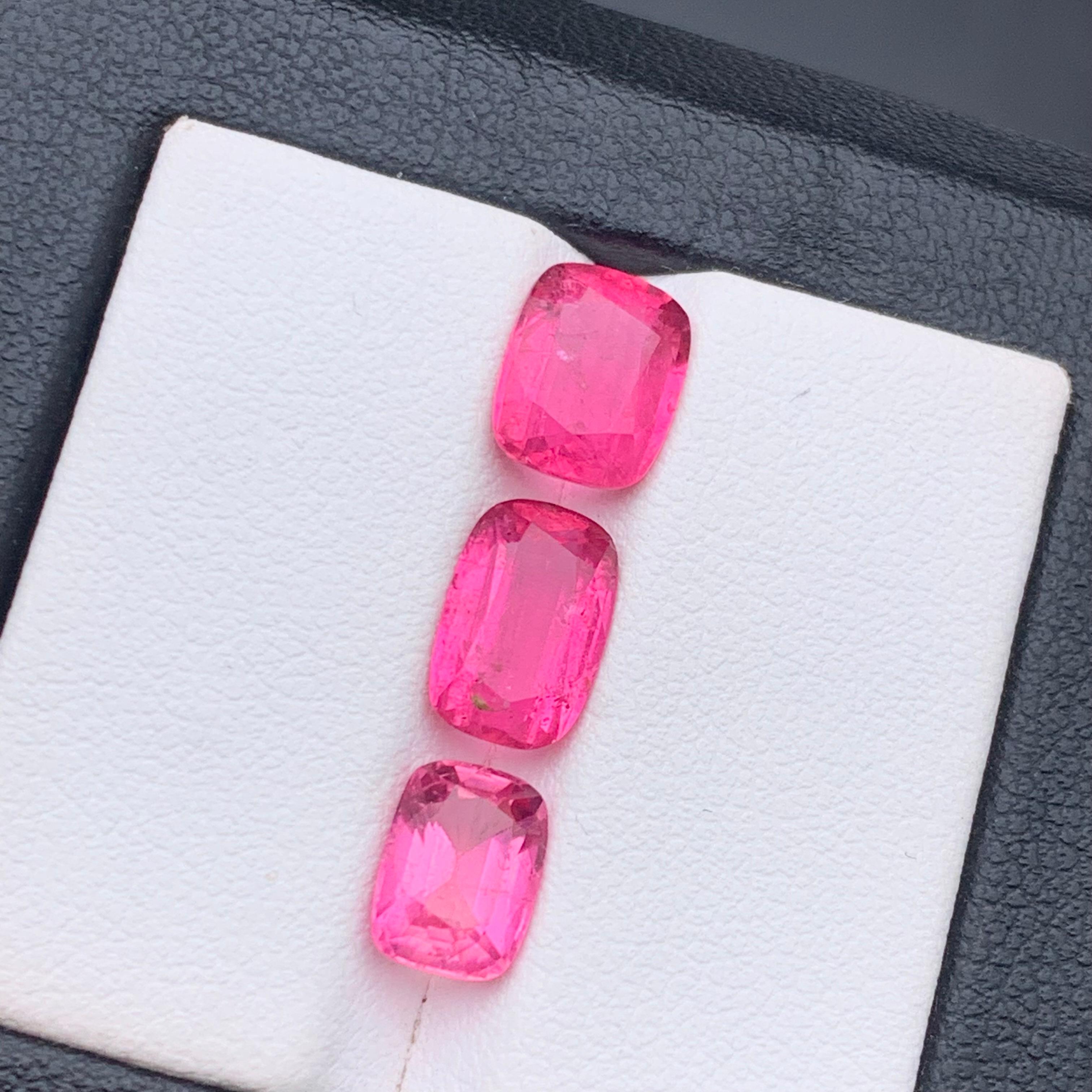 Vivid Pink Natural Tourmaline Ring, Earrings Loose Gemstones 5.30 Ct Cushion Cut en vente 4