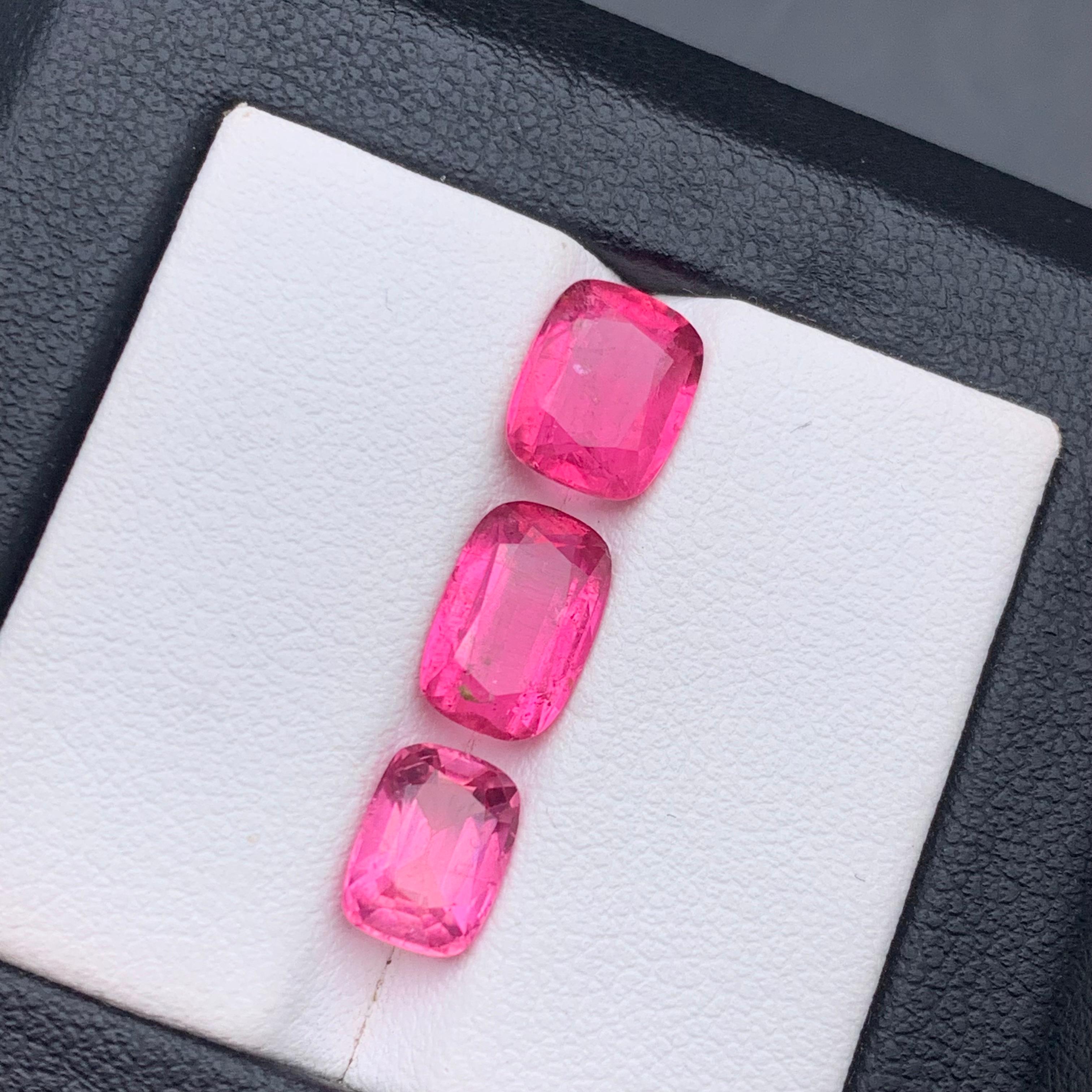 Vivid Pink Natural Tourmaline Ring, Earrings Loose Gemstones 5.30 Ct Cushion Cut en vente 5