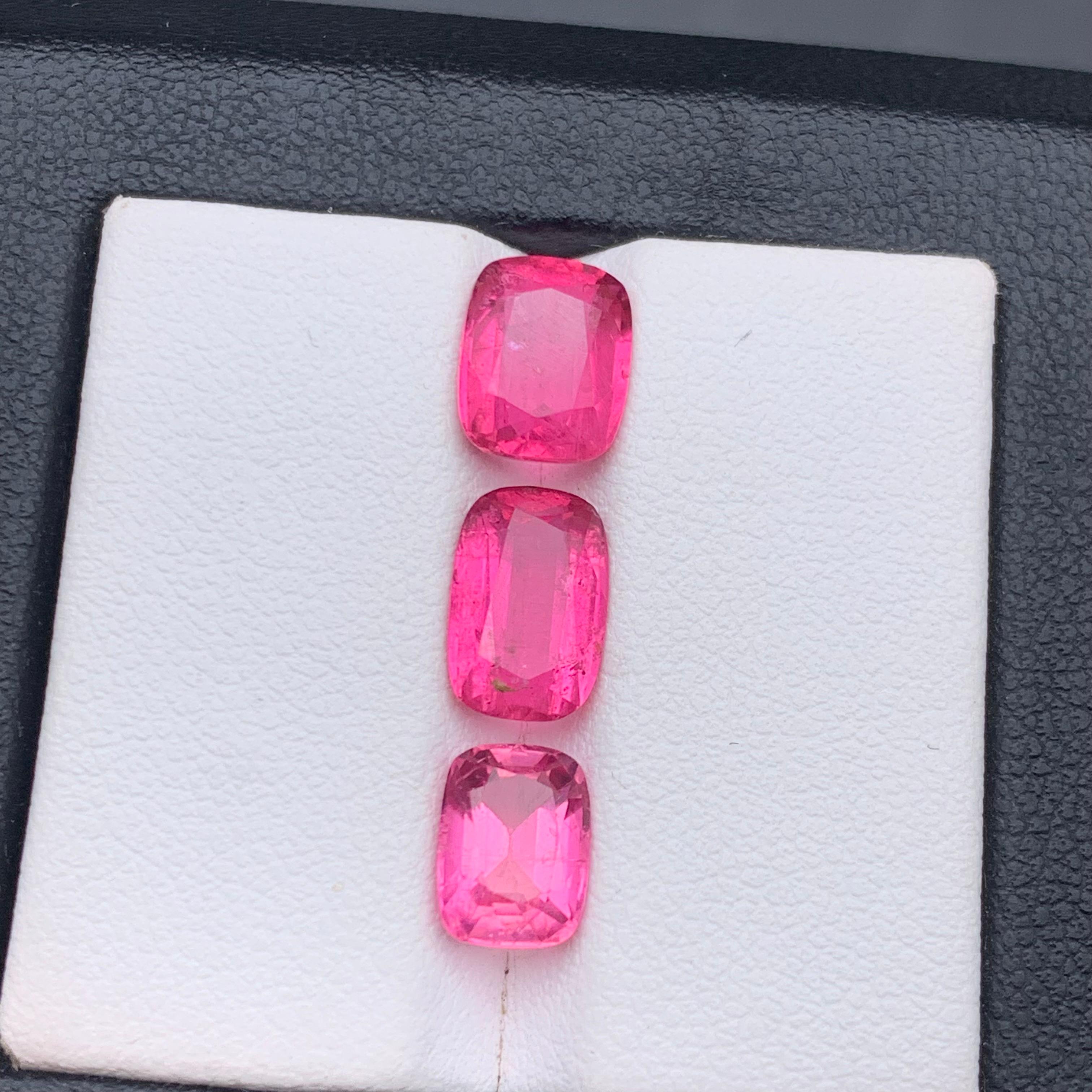 Tourmaline Naturelle rose vif pour bague, boucles d'oreilles, collier, pendentif, ou tout autre bijou - taille en coussin de Kunar Afghanistan !

💎 TYPE DE PIERRE PRÉCIEUSE : Tourmaline
⚖️ POIDS : 5,30 carats
🪚 SHAPE & CUT : Coupe coussin
📏