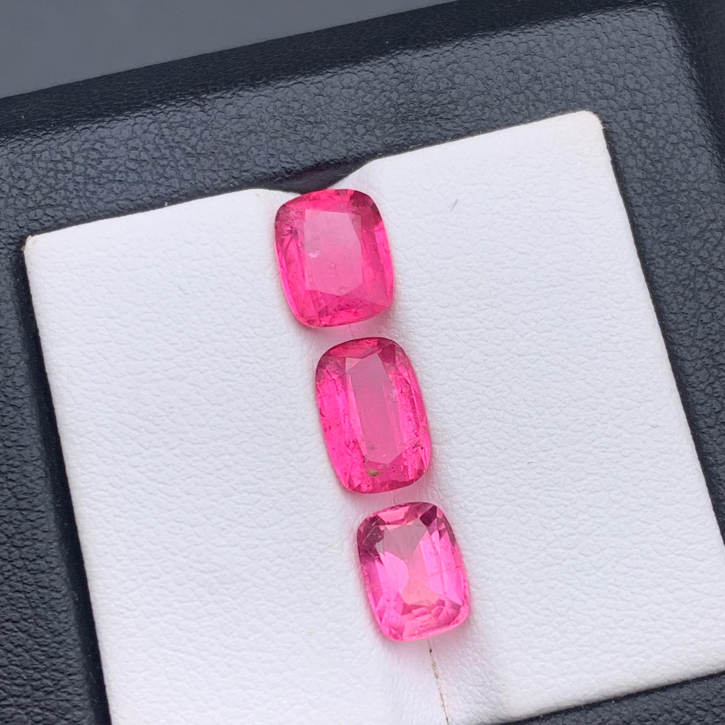 Contemporain Vivid Pink Natural Tourmaline Ring, Earrings Loose Gemstones 5.30 Ct Cushion Cut en vente