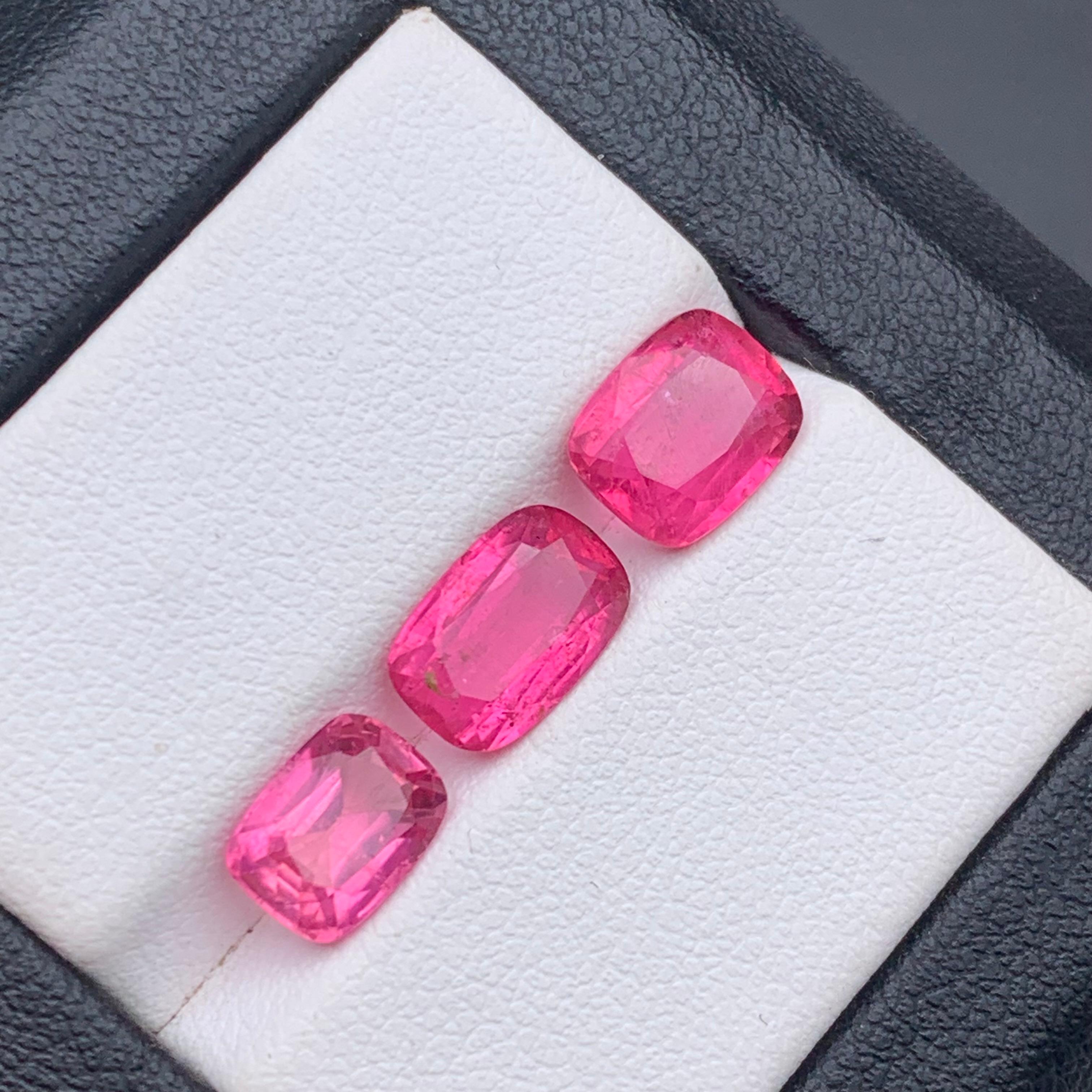 Vivid Pink Natural Tourmaline Ring, Earrings Loose Gemstones 5.30 Ct Cushion Cut en vente 1