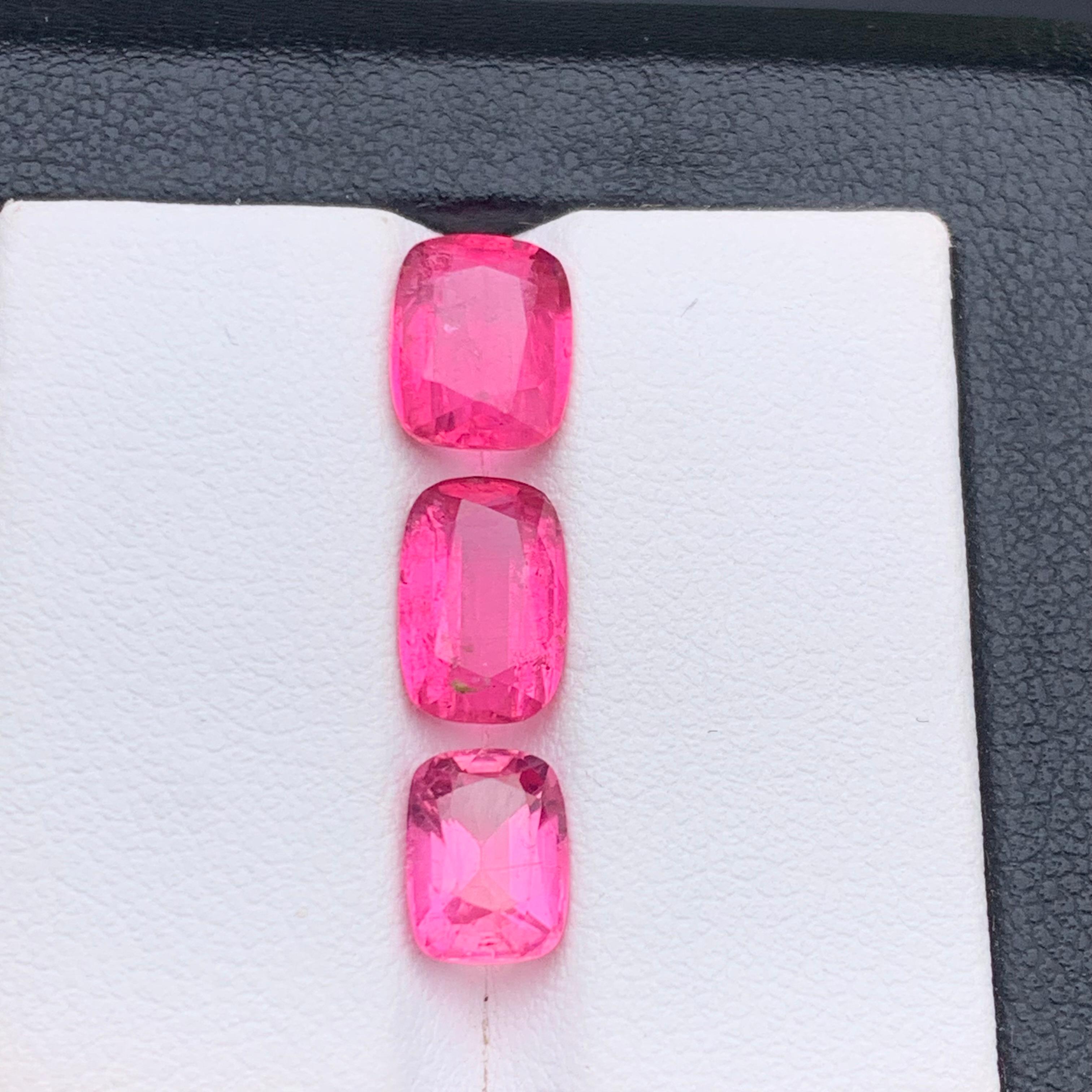 Vivid Pink Natural Tourmaline Ring, Earrings Loose Gemstones 5.30 Ct Cushion Cut en vente 2