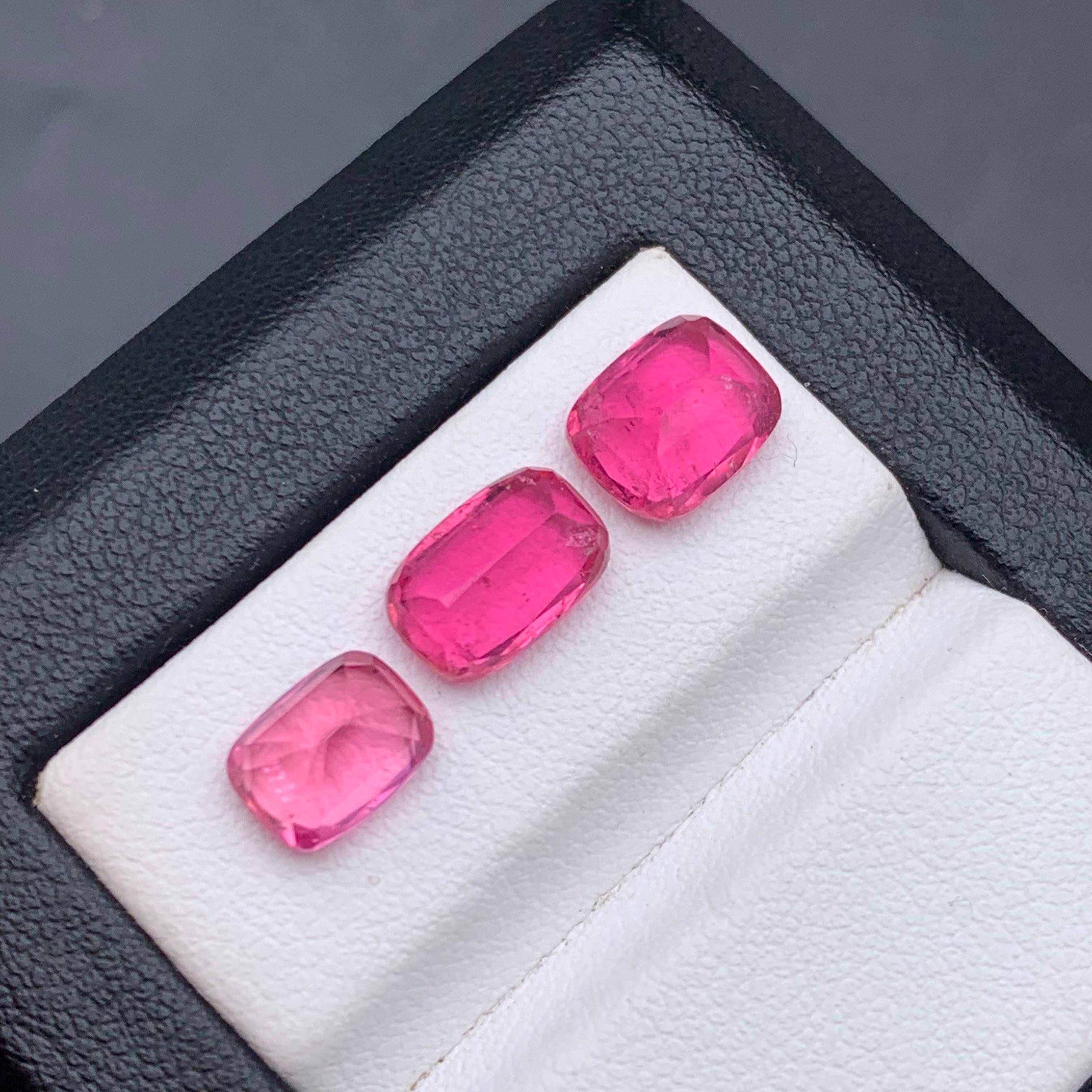 Vivid Pink Natural Tourmaline Ring, Earrings Loose Gemstones 5.30 Ct Cushion Cut en vente 3