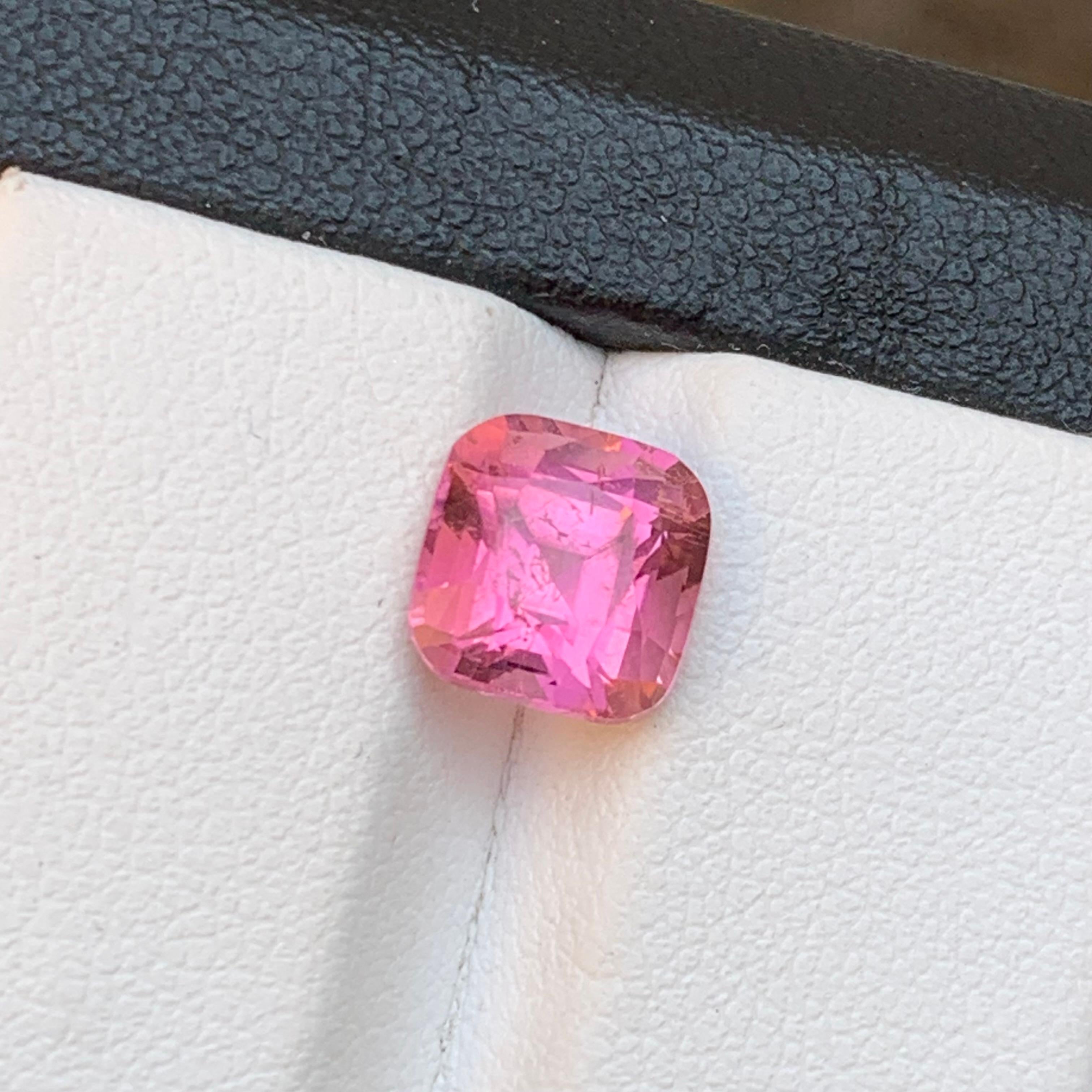 Anello con tormalina naturale rosa vivida, gemma sciolta da 2,70 carati, taglio quadrato a cuscino in vendita 4