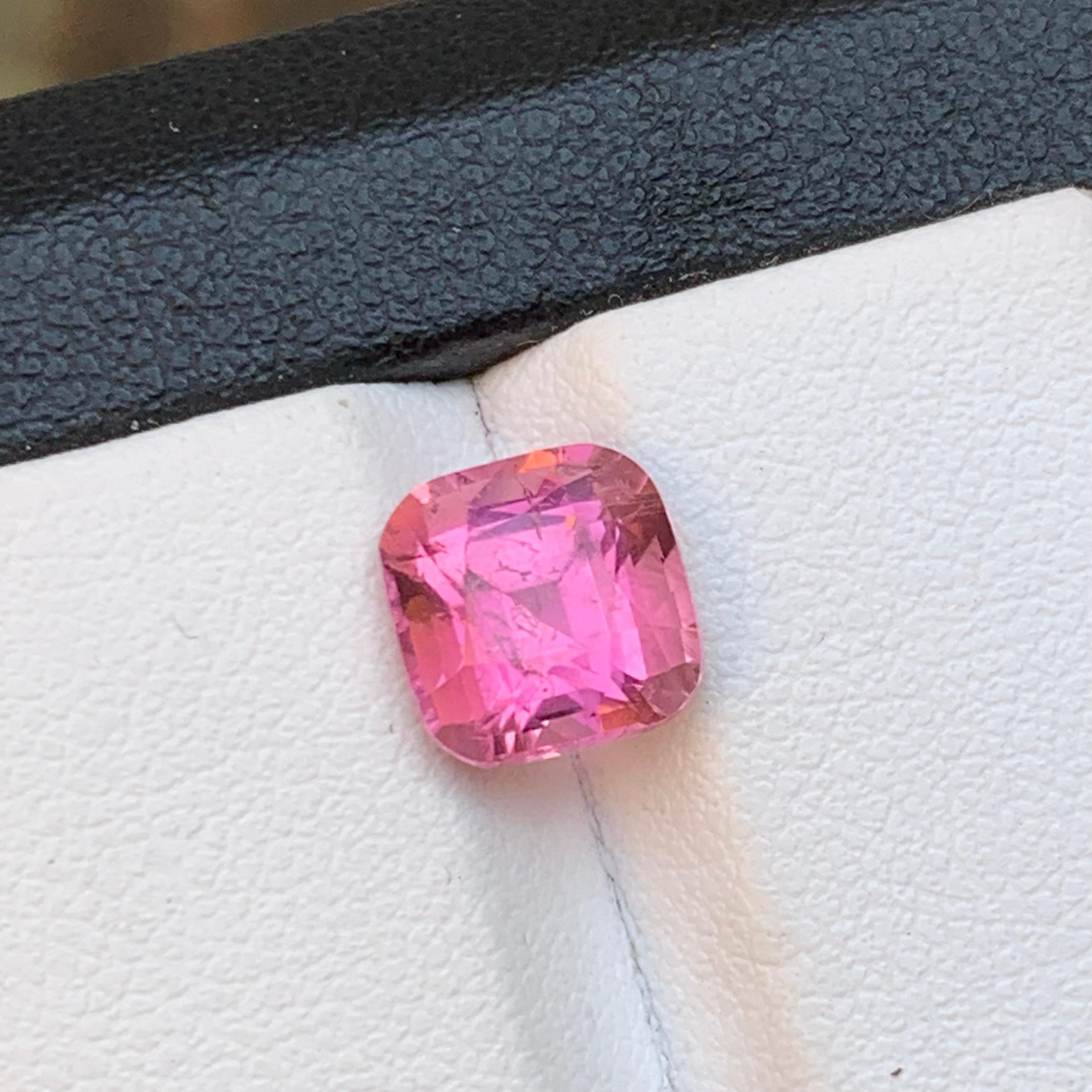 Contemporaneo Anello con tormalina naturale rosa vivida, gemma sciolta da 2,70 carati, taglio quadrato a cuscino in vendita
