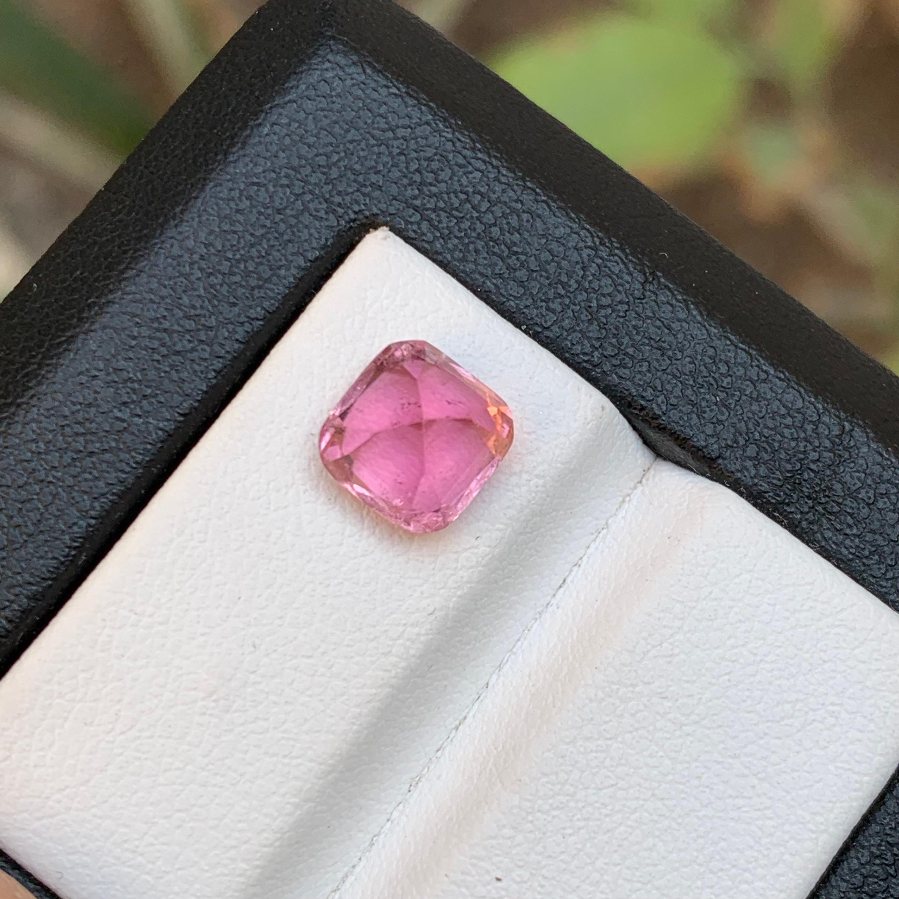 Taglio cuscino Anello con tormalina naturale rosa vivida, gemma sciolta da 2,70 carati, taglio quadrato a cuscino in vendita