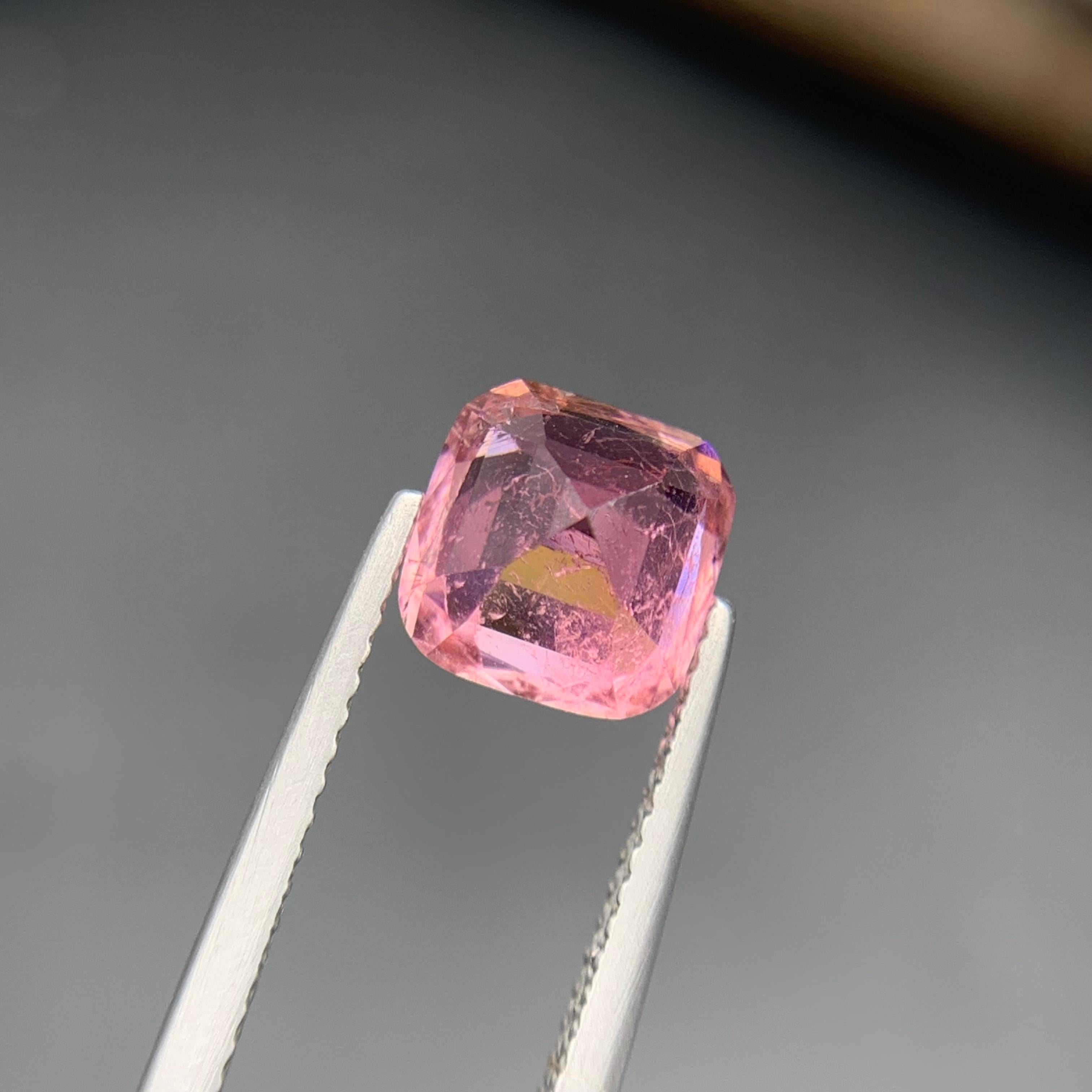 Anello con tormalina naturale rosa vivida, gemma sciolta da 2,70 carati, taglio quadrato a cuscino in vendita 1