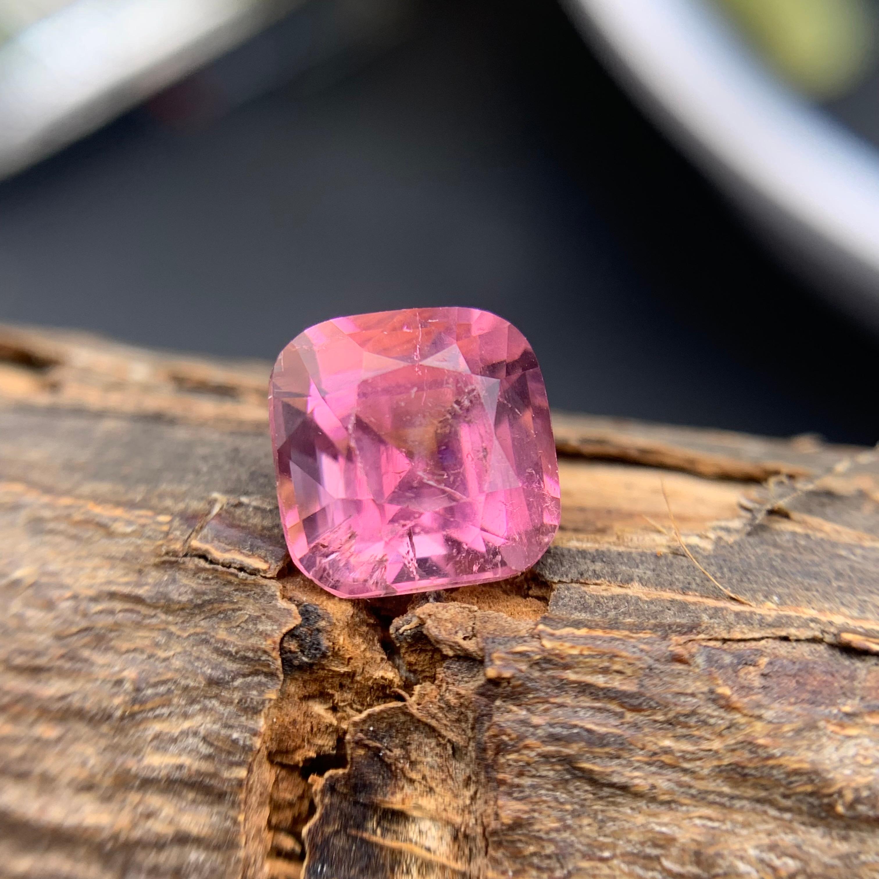 Anello con tormalina naturale rosa vivida, gemma sciolta da 2,70 carati, taglio quadrato a cuscino in vendita 2