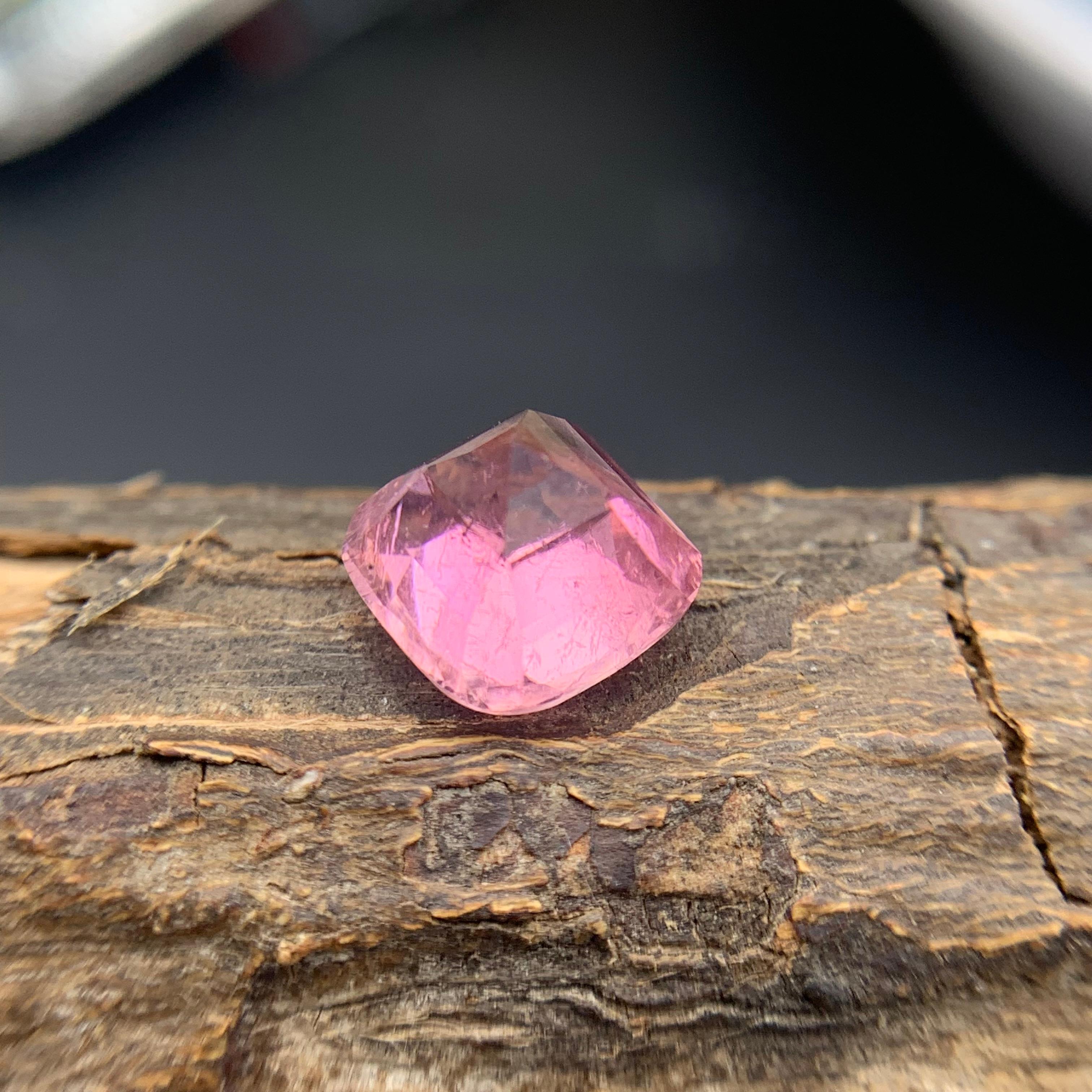Anello con tormalina naturale rosa vivida, gemma sciolta da 2,70 carati, taglio quadrato a cuscino in vendita 3