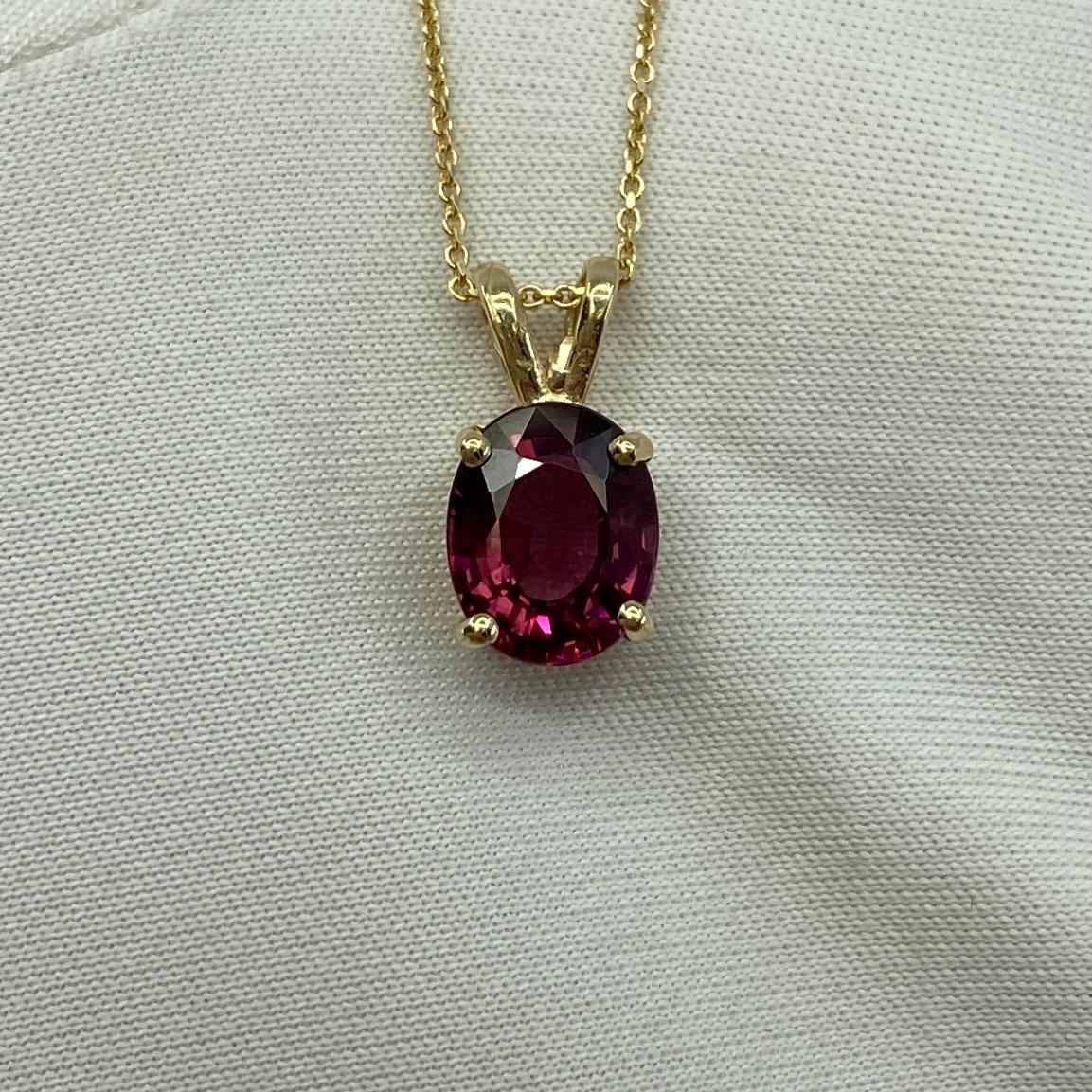 Taille ovale Vivid Pink Red 2.00 Carat Rhodolite Garnet Oval Cut Solitaire Pendant Necklace en vente
