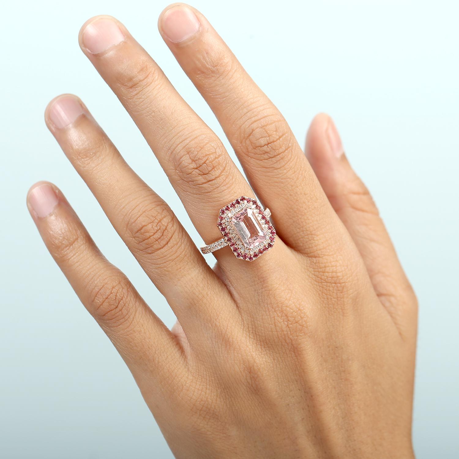 Femenino y atrevido, este anillo de cóctel presenta un vívido centro de turmalina rosa que irradia color y confianza. Engarzado en romántico oro rosa de 14 quilates y acentuado con delicados diamantes en pavé, es una deslumbrante expresión de
