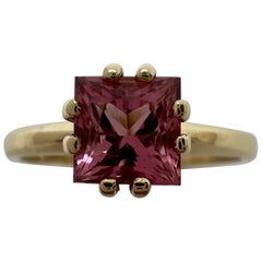 Solitärring aus Gelbgold mit lebhaftem rosa Turmalin im Prinzessinnenschliff und quadratischem Diamant