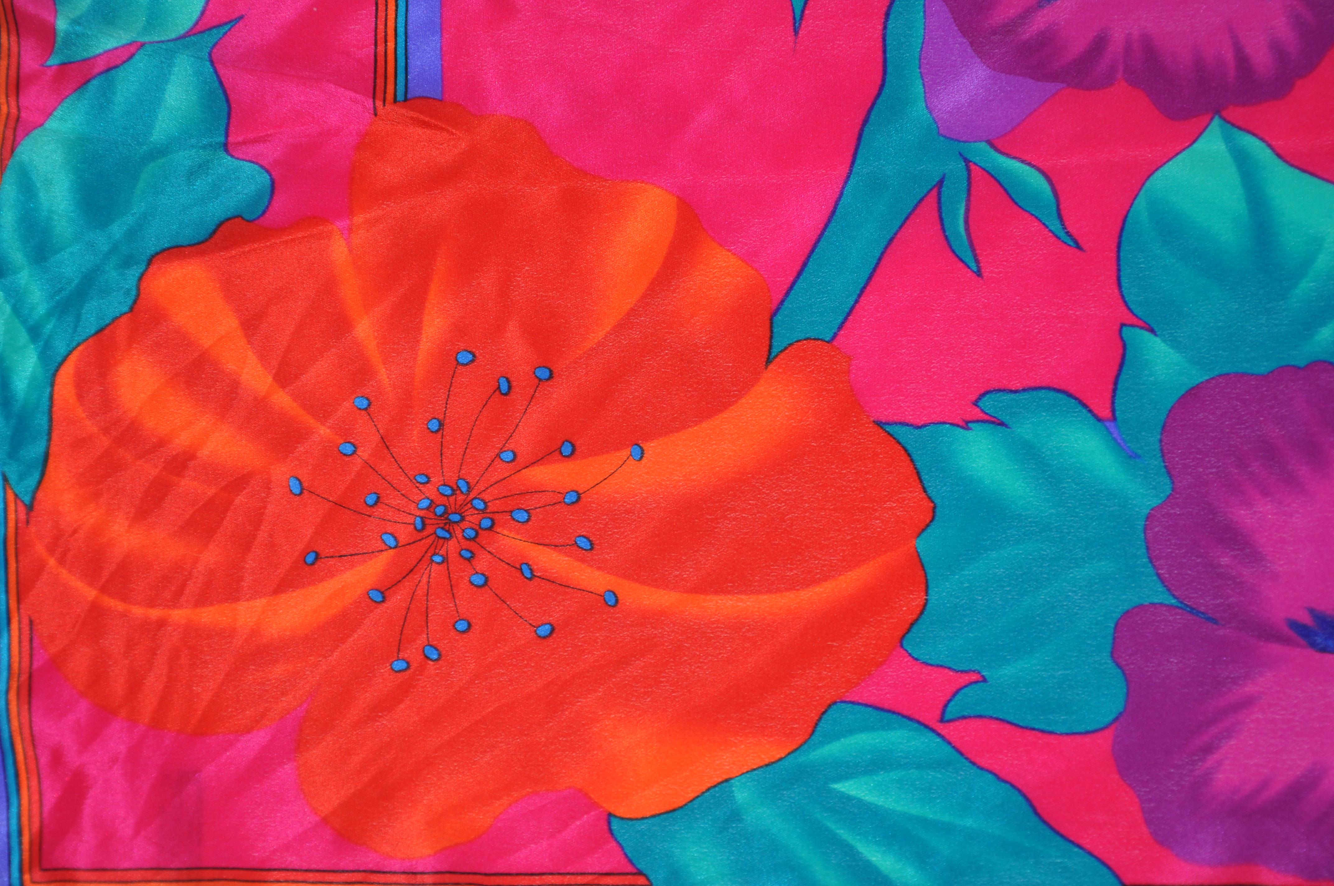       Ce foulard en soie aux bordures violettes, aux coquelicots et aux orchidées merveilleusement vives, accentué par des bords roulés, mesure 35 pouces par 34 pouces. Fabriqué au Japon.