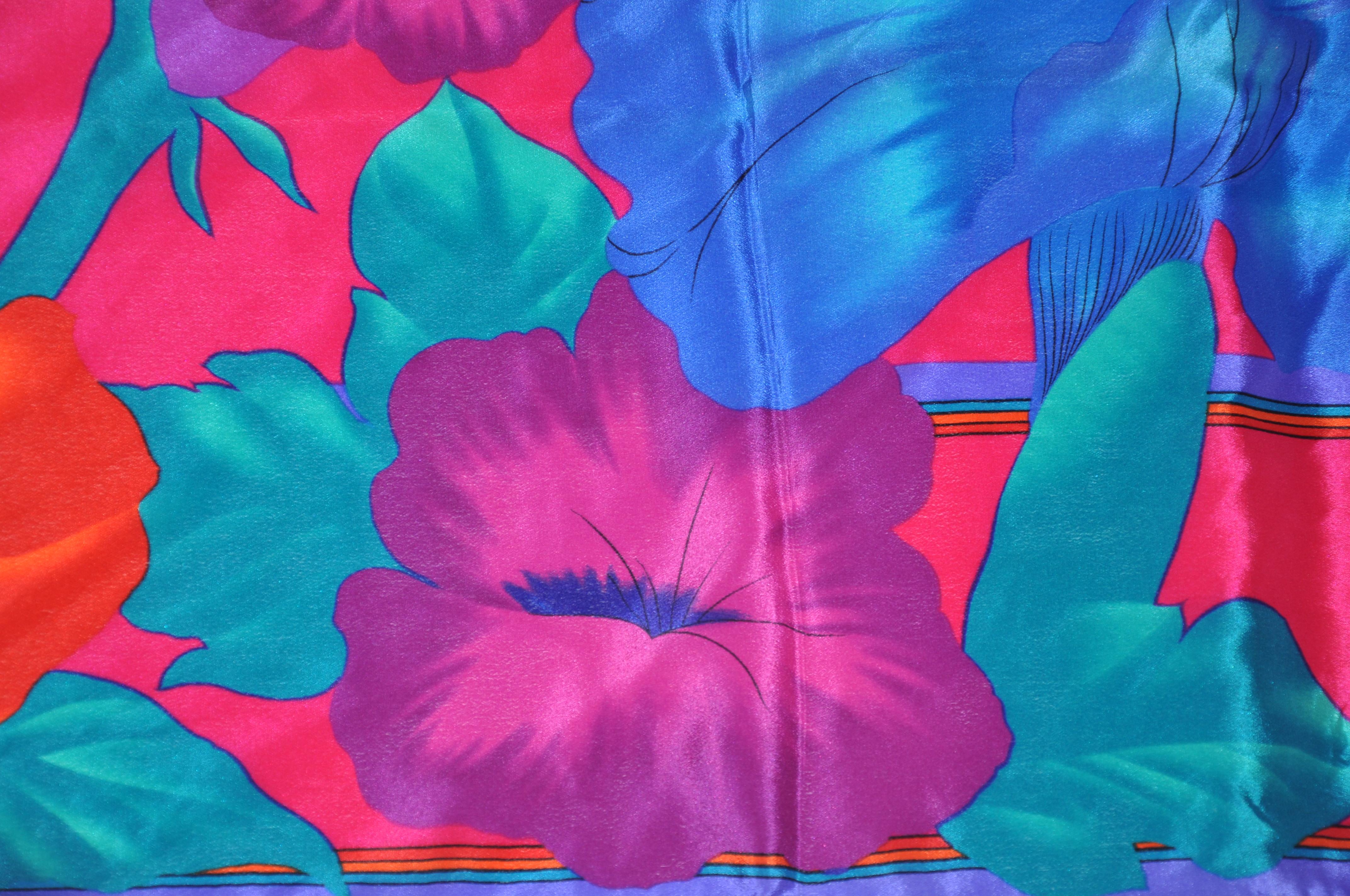 Bleu Écharpe en soie Vivid Poppies & Orchids avec bordures violettes en vente