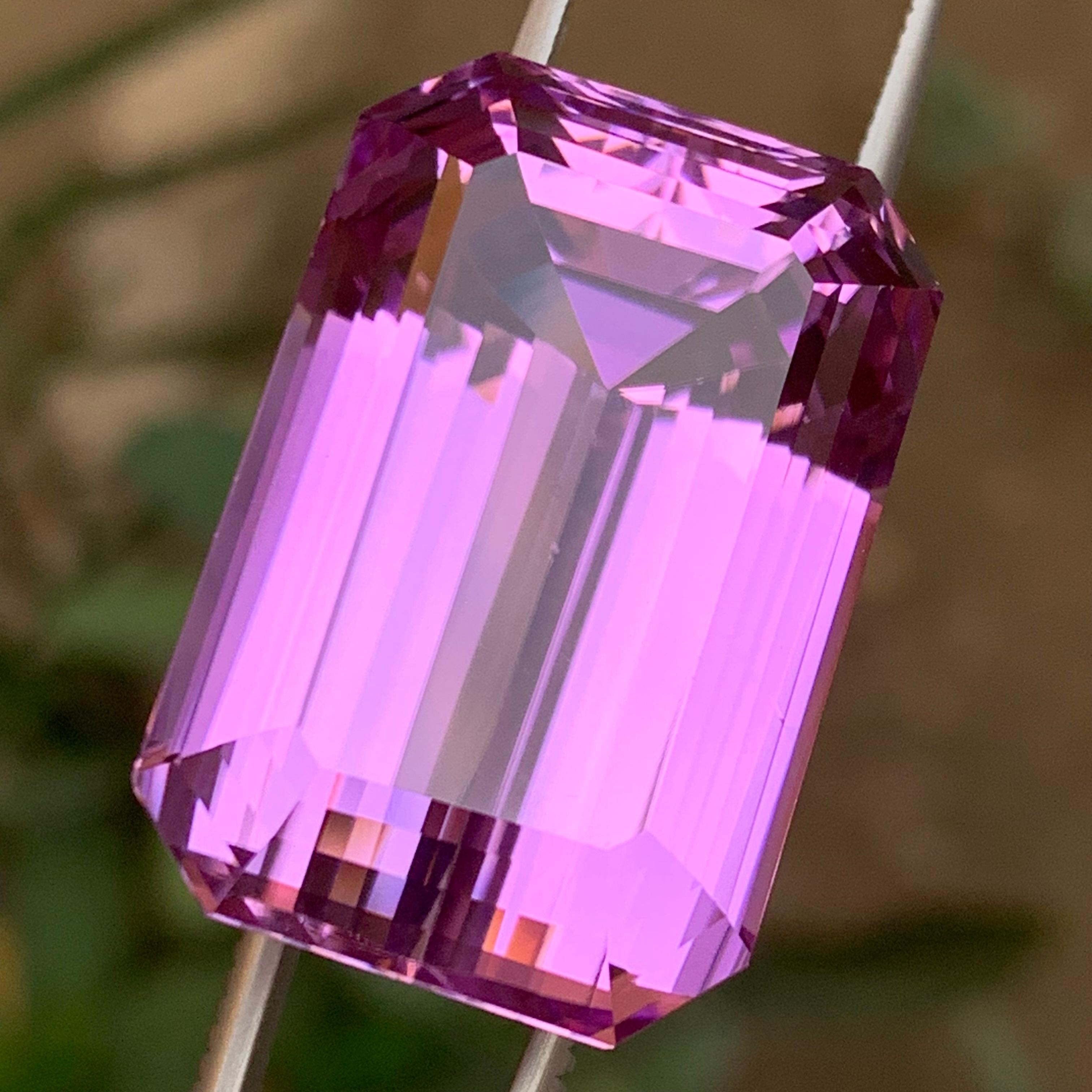 Vivid lila Kunzit 112,65 Karat natürlichen losen Edelstein selten Sammlerstück (Moderne) im Angebot