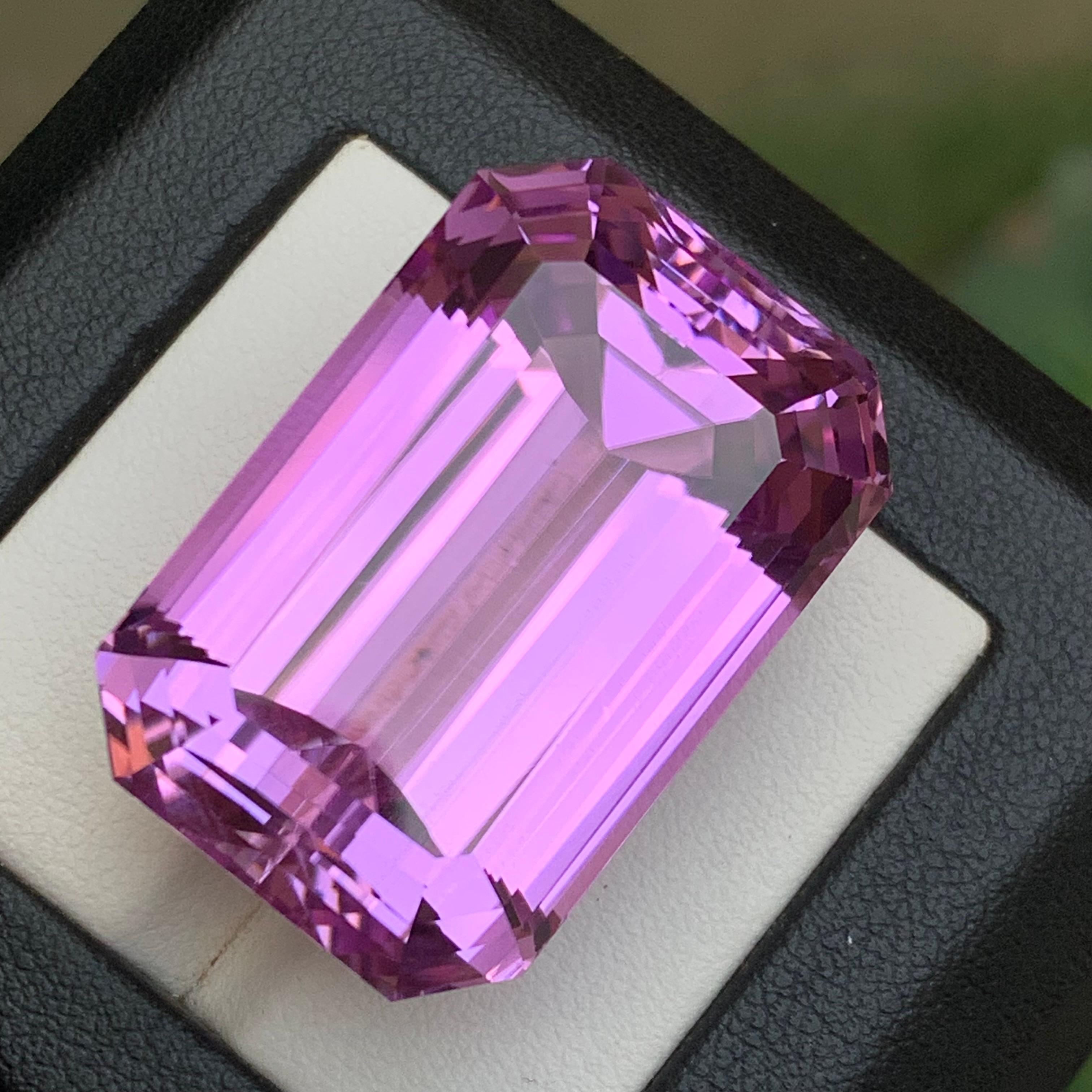 Vivid lila Kunzit 112,65 Karat natürlichen losen Edelstein selten Sammlerstück (Smaragdschliff) im Angebot