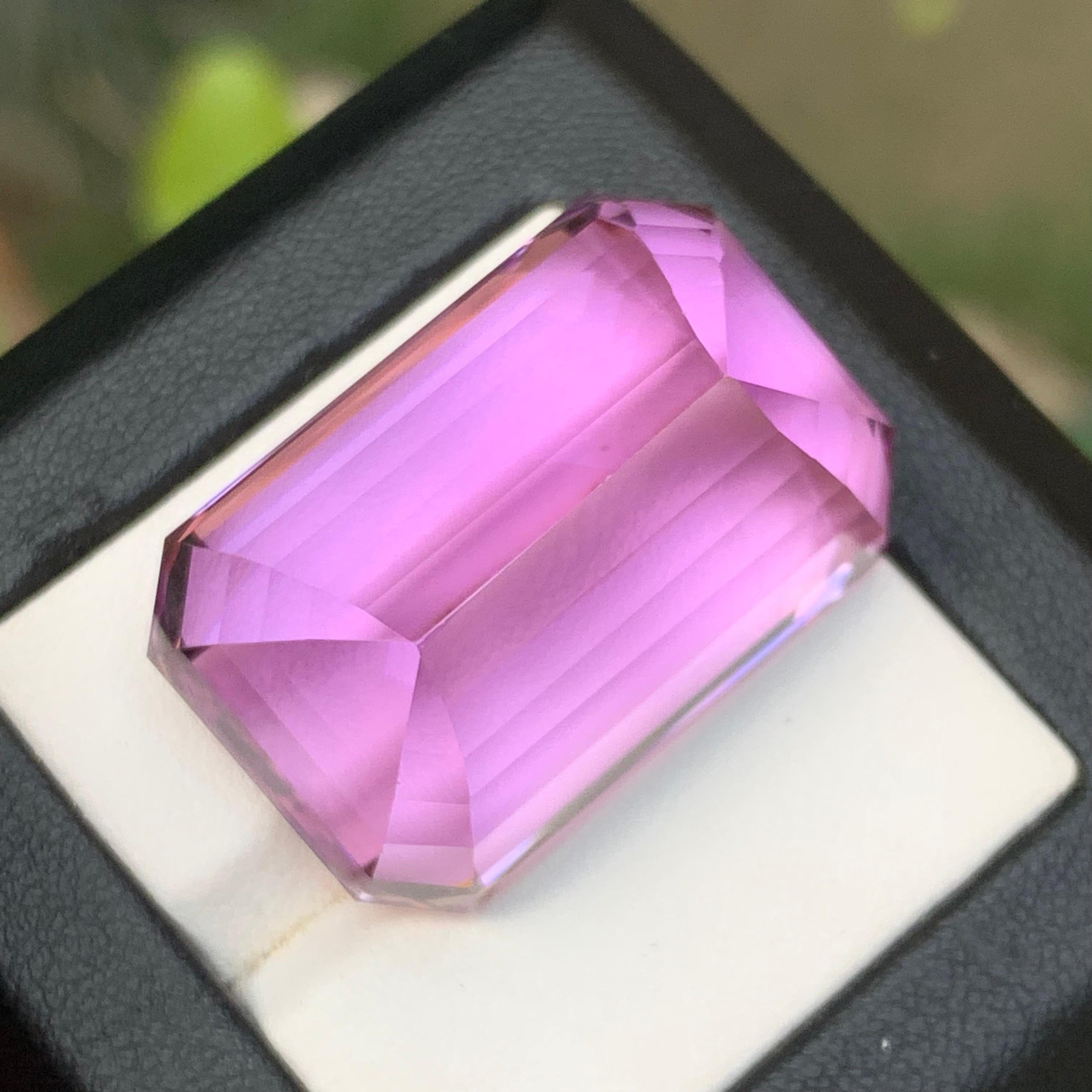 Vivid lila Kunzit 112,65 Karat natürlichen losen Edelstein selten Sammlerstück im Zustand „Neu“ im Angebot in Peshawar, PK