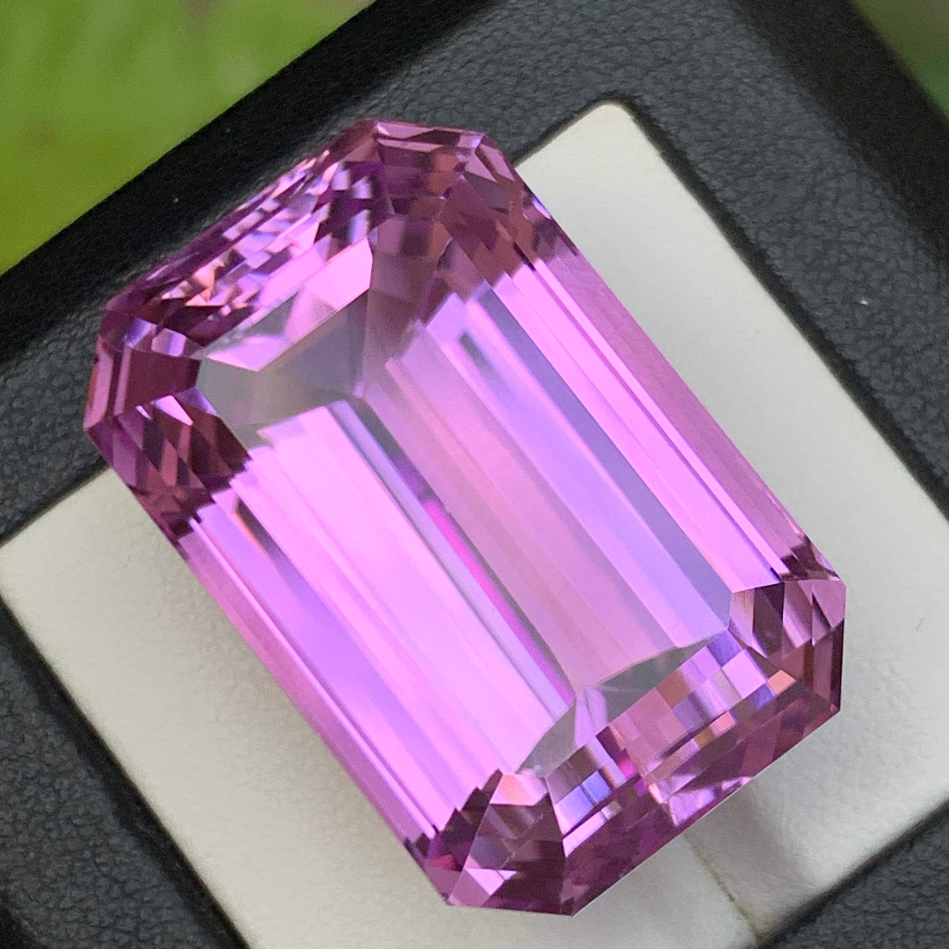 Vivid lila Kunzit 112,65 Karat natürlichen losen Edelstein selten Sammlerstück für Damen oder Herren im Angebot