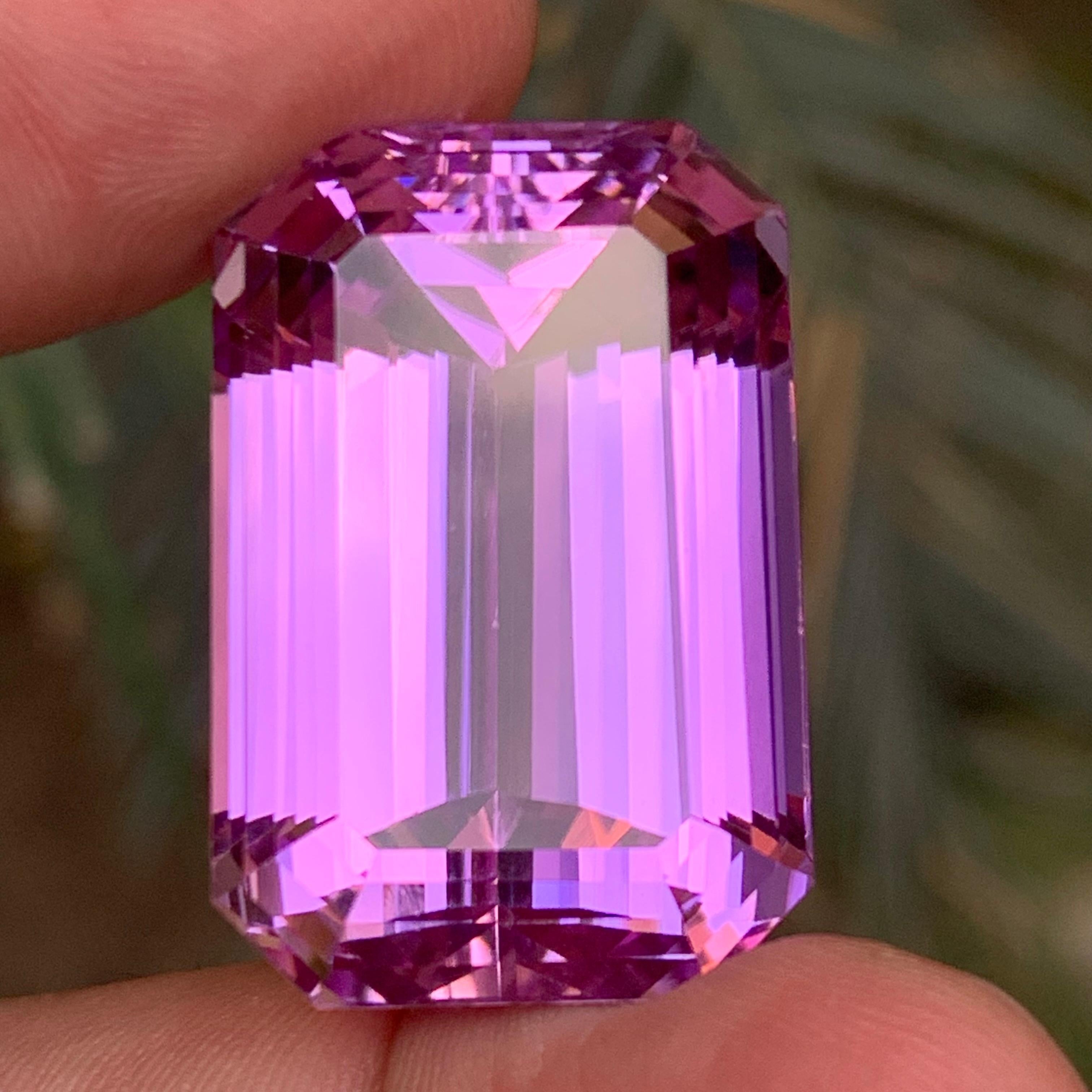 Vivid lila Kunzit 112,65 Karat natürlichen losen Edelstein selten Sammlerstück im Angebot 1