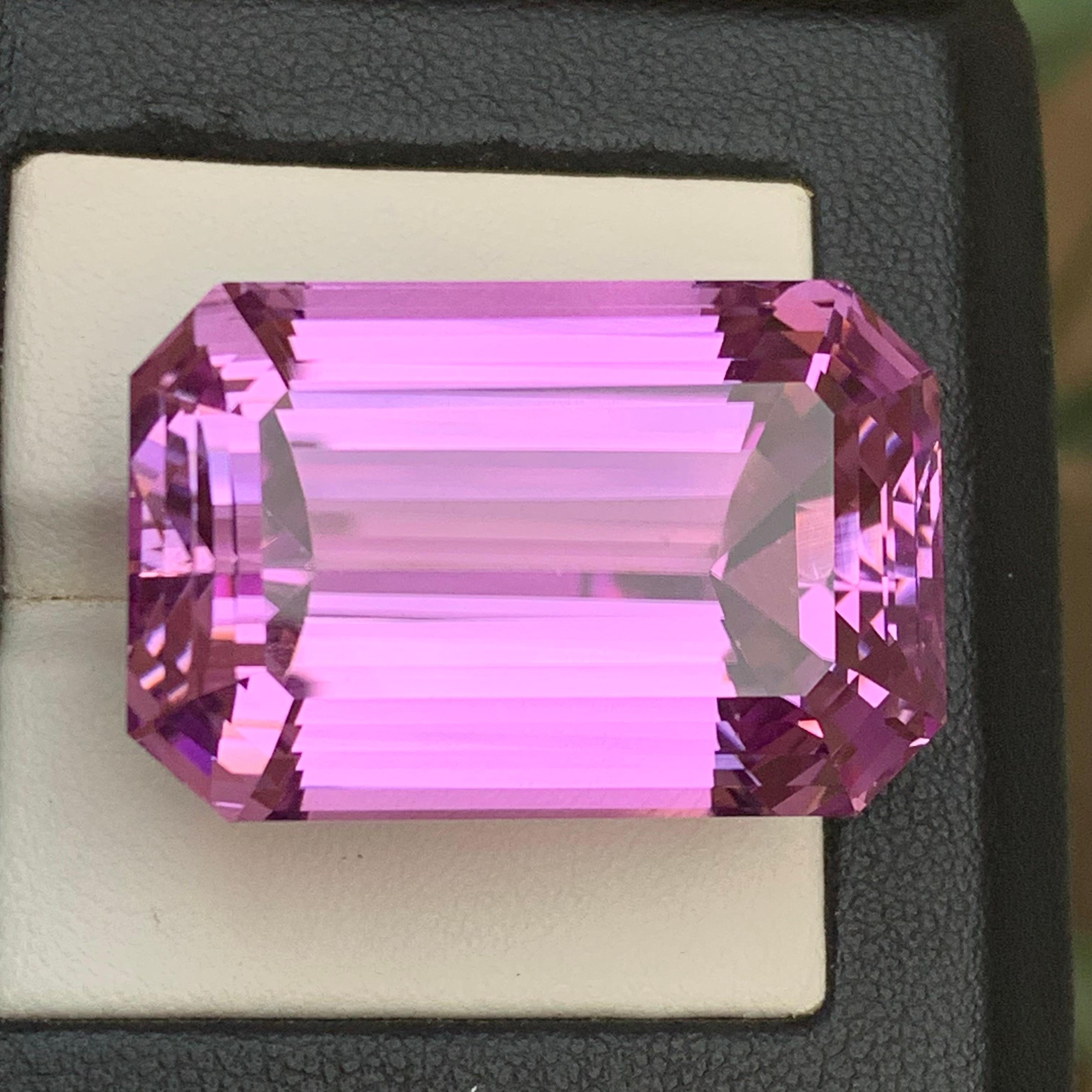 Vivid lila Kunzit 112,65 Karat natürlichen losen Edelstein selten Sammlerstück im Angebot 2