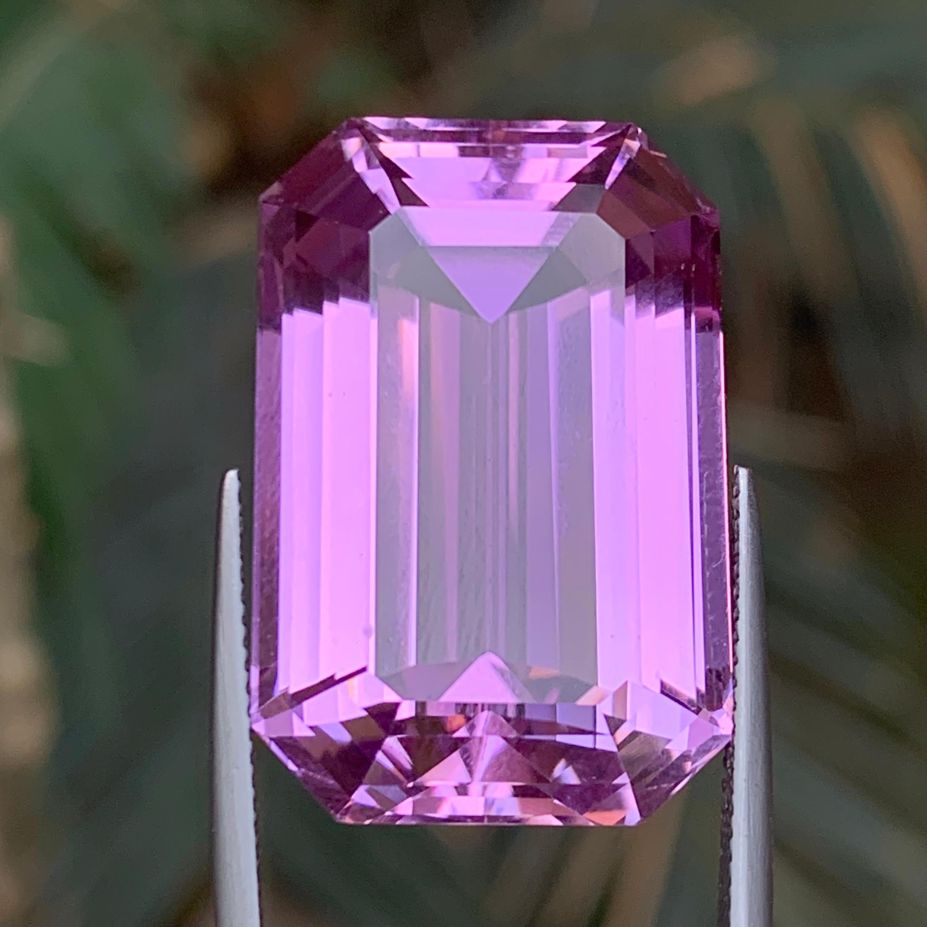 Vivid lila Kunzit 61 Ct natürlichen losen Edelstein selten große Sammlerstück (Smaragdschliff) im Angebot