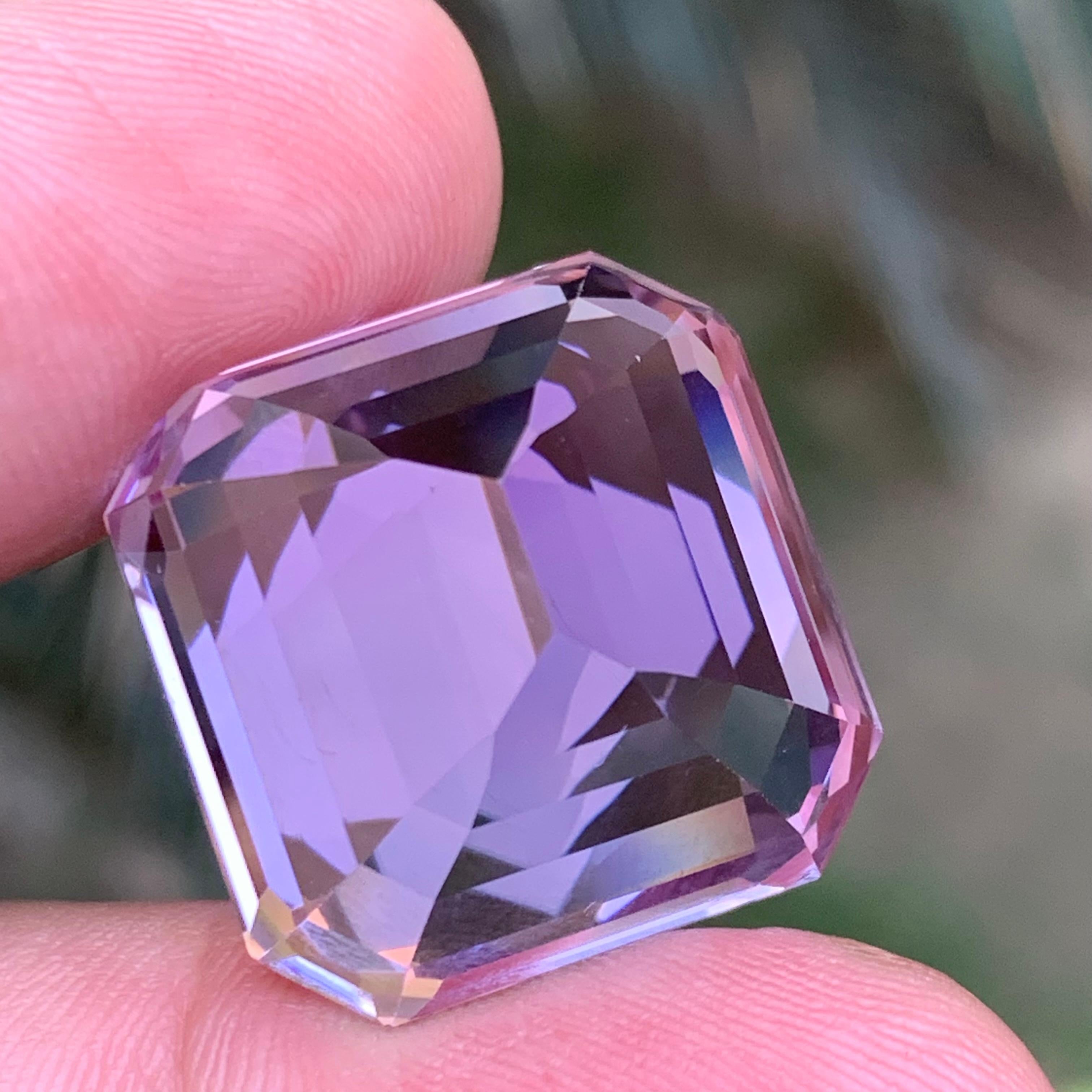 Vivid lila Kunzit 61.73 Karat natürlichen losen Edelstein selten Sammlerstück für Damen oder Herren im Angebot