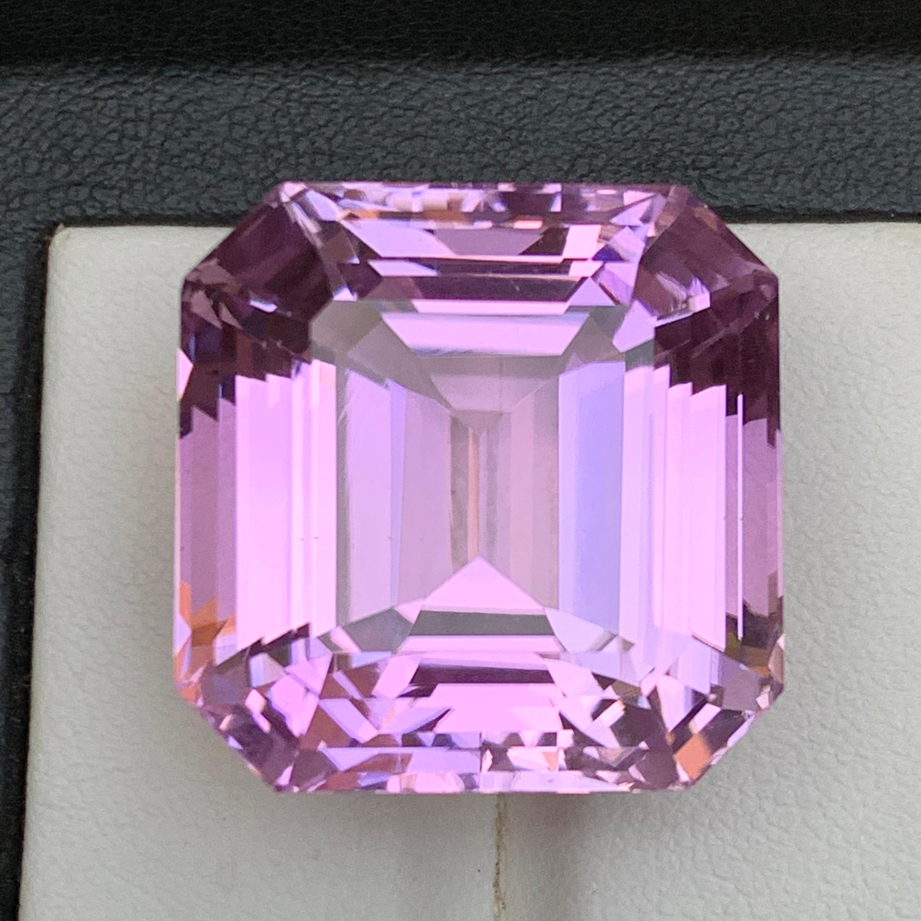 Vivid lila Kunzit 61.73 Karat natürlichen losen Edelstein selten Sammlerstück im Angebot 1