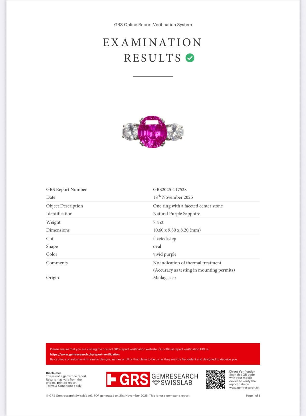 Potente anello con uno zaffiro viola di 7,4 carati, senza calore, originario del Madagascar, affiancato su ogni lato da diamanti taglio brillante da 0,75 carati.

Lo zaffiro è certificato GRS e l'anello è realizzato in platino, con un peso totale di