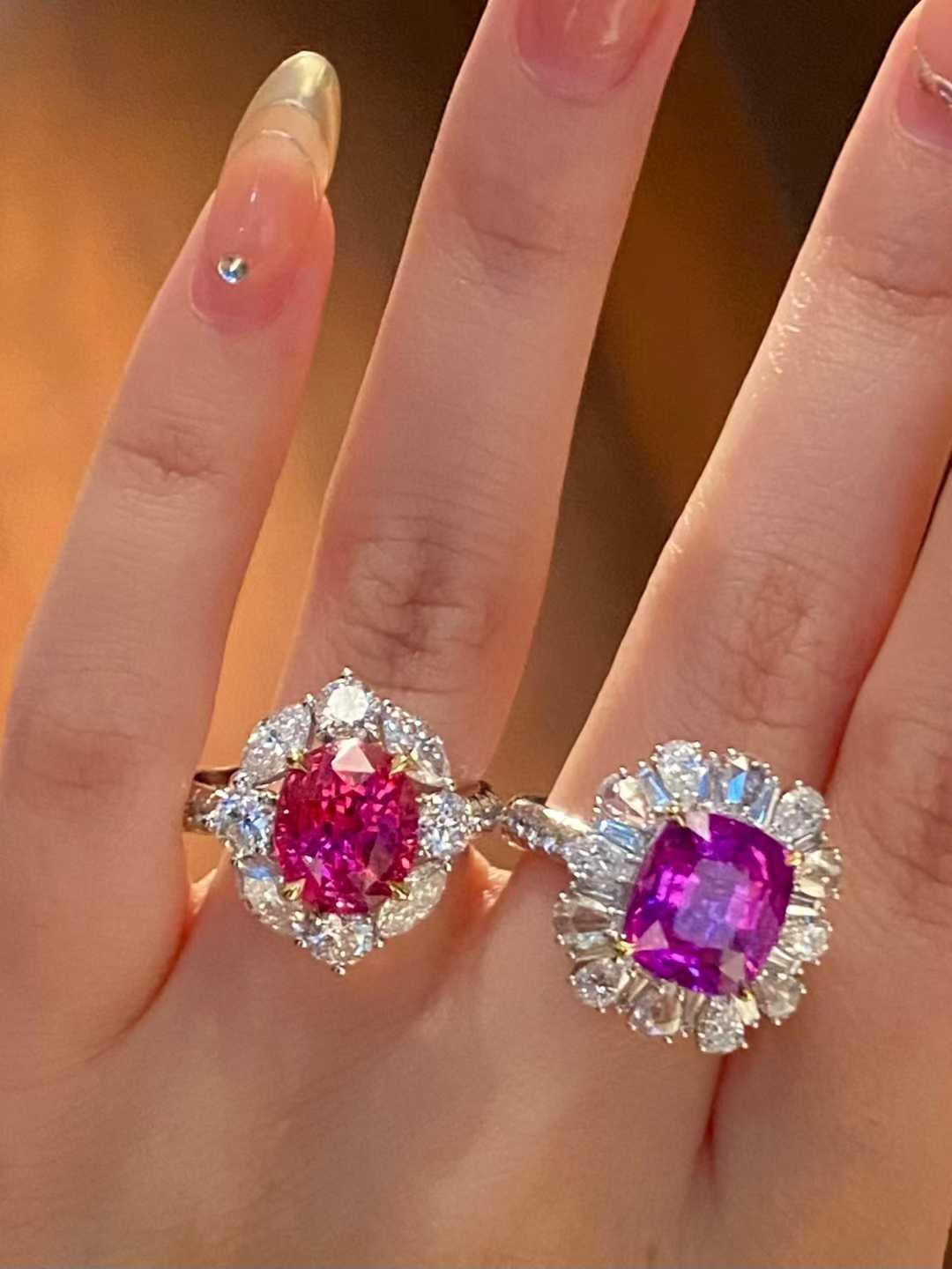 Ein atemberaubender 5-karätiger violetter Saphir steht im Mittelpunkt dieses exquisiten Diamant-Halo-Cocktailrings, der aus luxuriösem 18-karätigem Weißgold gefertigt ist. Umgeben von 1,80 Karat funkelnden weißen Diamanten, strahlt dieses