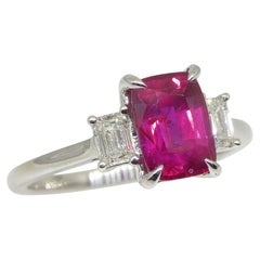 Ring mit drei Steinen in Platin, GIA-zertifiziert, lebhaft roter 2,13 Karat Rubin & Diamant
