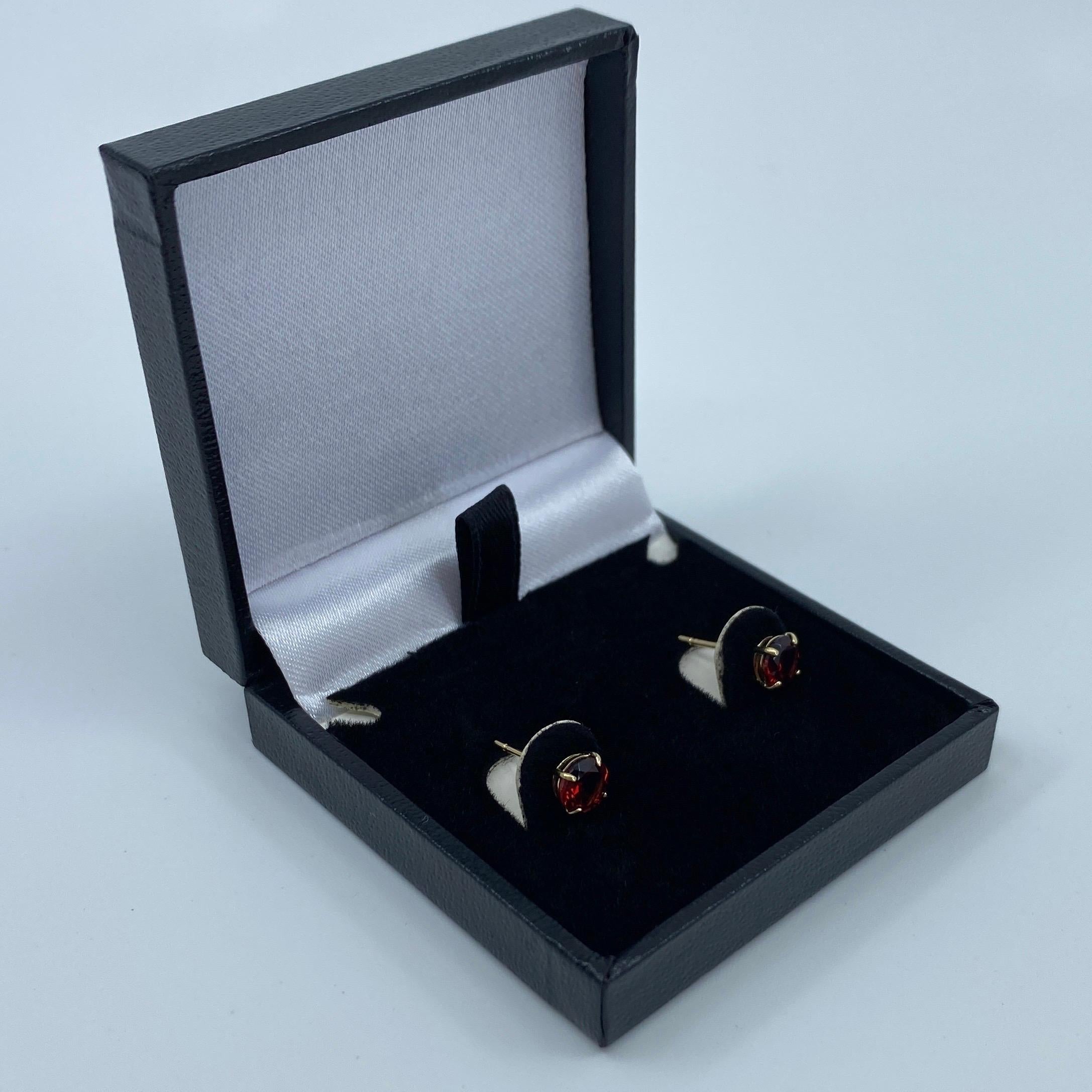 Vivid Red Almandine Rhodolite Garnet 9k Yellow Gold Round Cut Stud Earrings In New Condition For Sale In Birmingham, GB