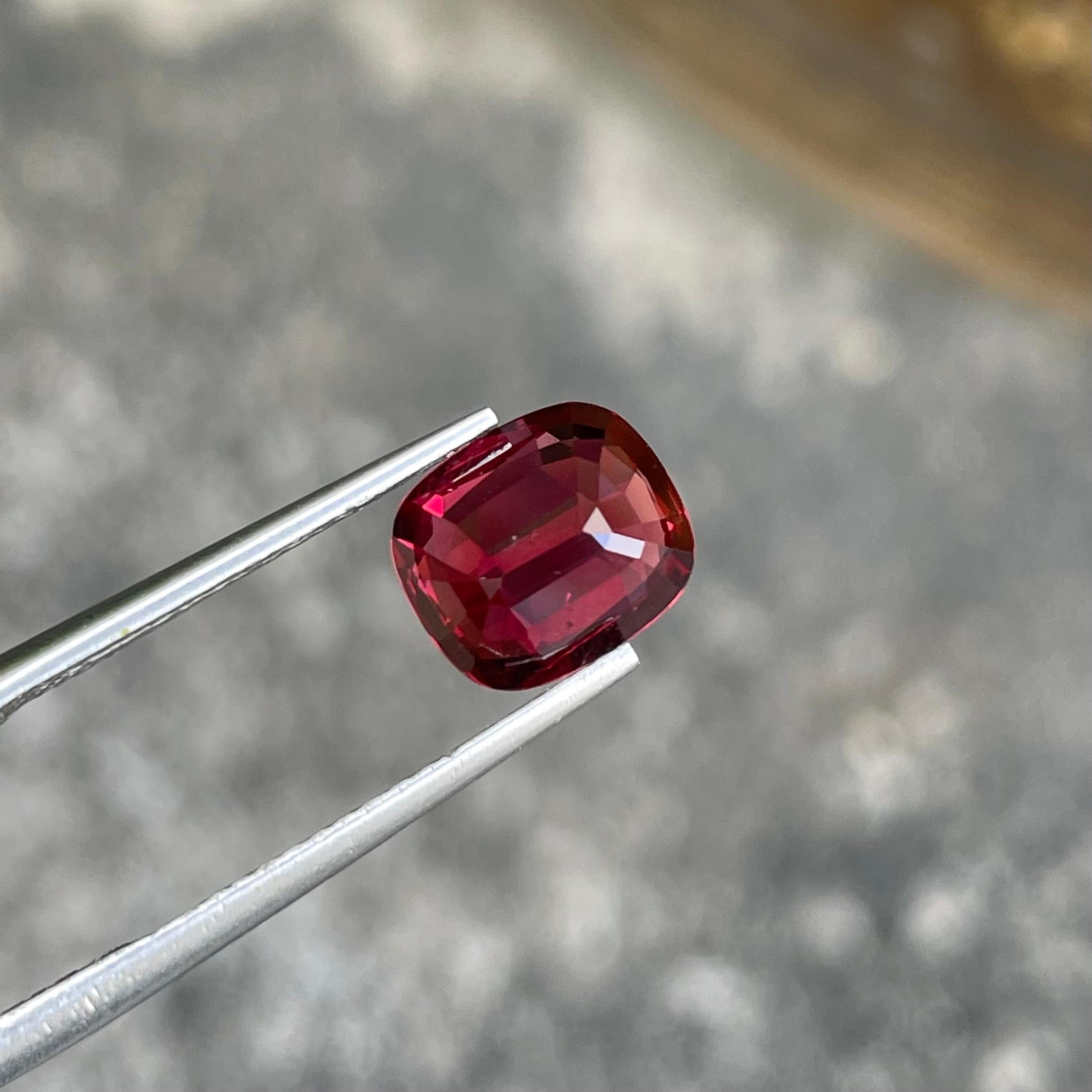 Vivid Red Burmese Loose Spinel 2.70 carats Cushion Cut Natural Gemstone In New Condition For Sale In Bangkok, TH