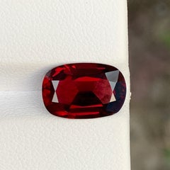 Gema de granate rodolita de color rojo intenso y forma ovalada natural, ideal para anillos y colgantes
