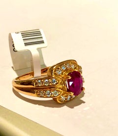 Vivid Red Ruby and Diamonds Ring 18 Karat Gold