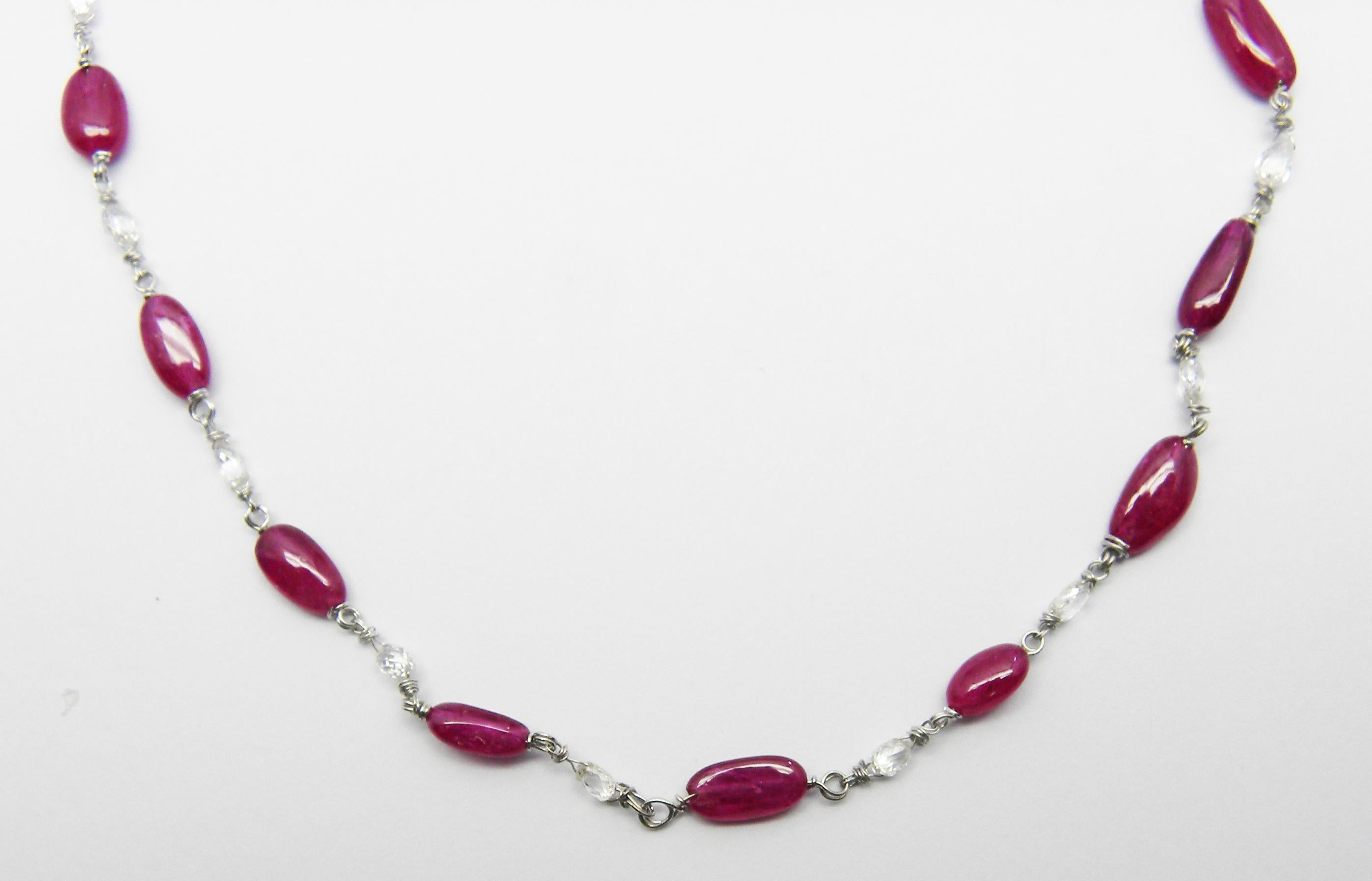 Perle Vivid Red Ruby Beads and Diamond Briolette White Gold Necklace (Collier en or blanc) en vente