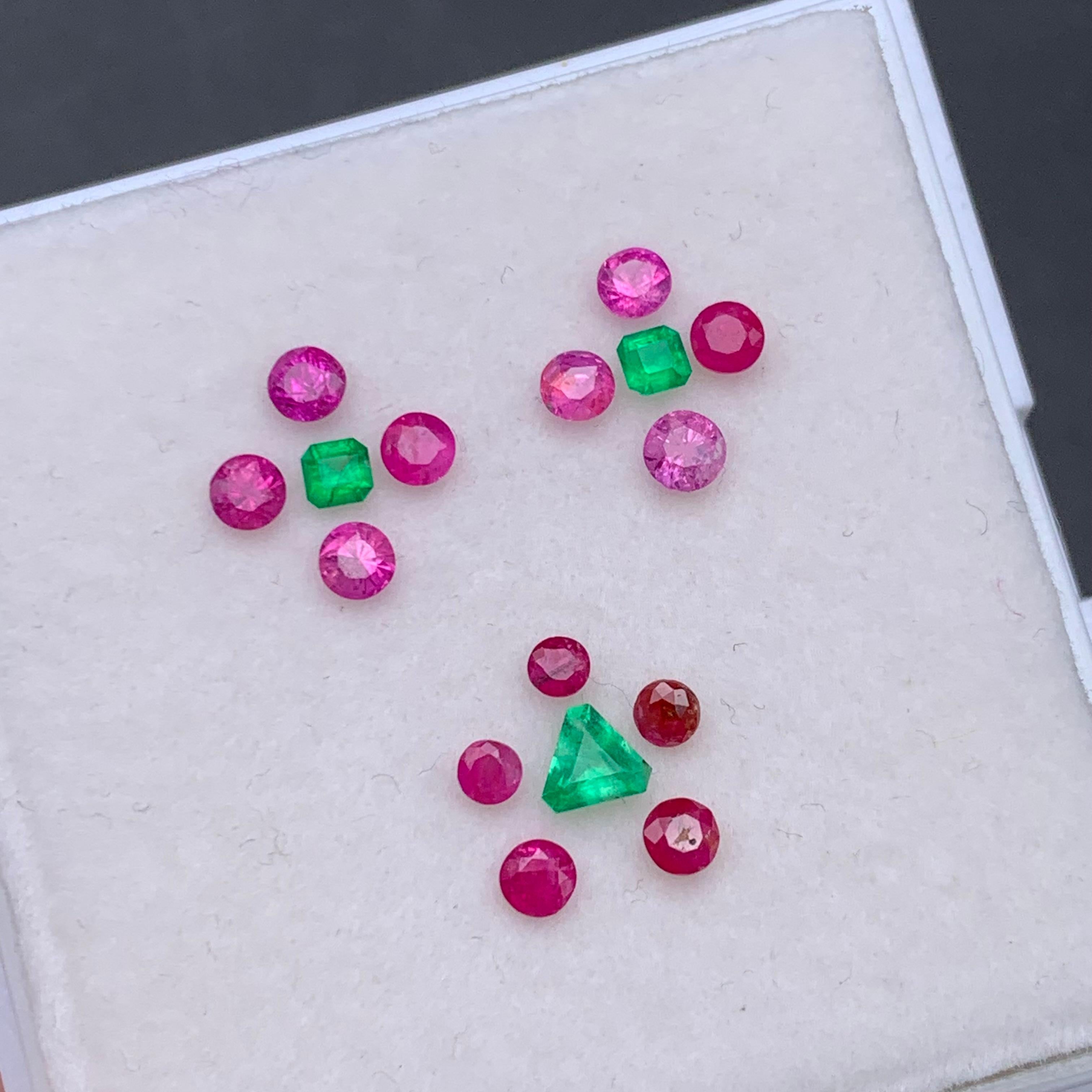 Conjunto de gemas sueltas de rubí natural de color rosa vivo y rojizo y esmeralda verde de 2,20 quilates Contemporáneo en venta