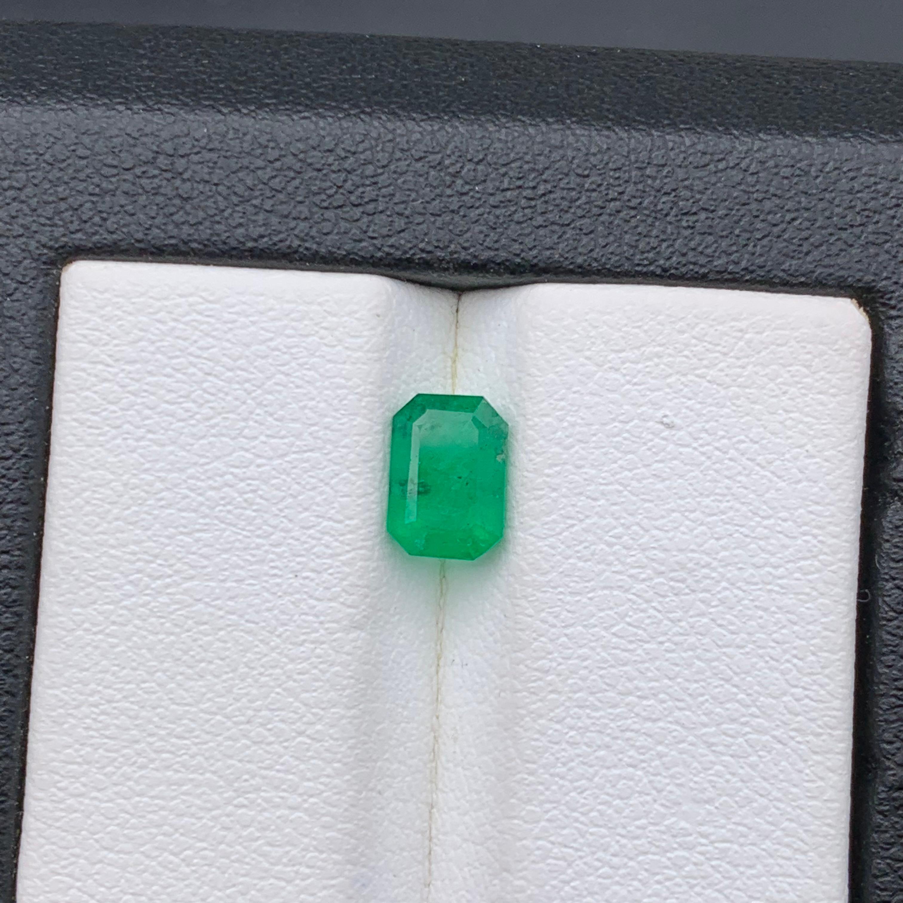 Contemporary Vivid Rich Green Natural Emerald Ring Loose Gemstone 1.15 Ct Emerald Cut-Jewelry For Sale