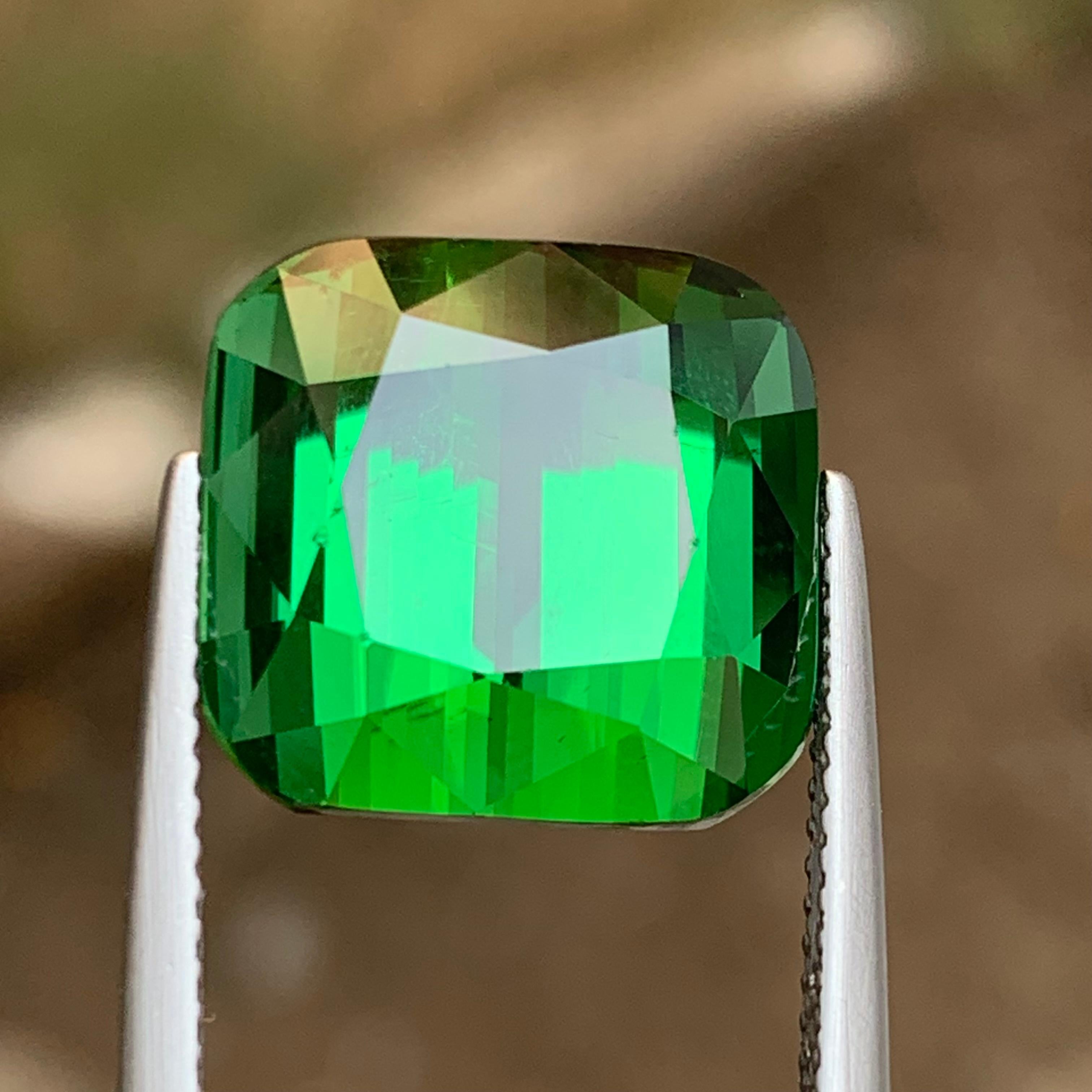 Contemporaneo Ciondolo di tormalina naturale verde intenso sciolto 16.65 carati taglio cuscino in vendita