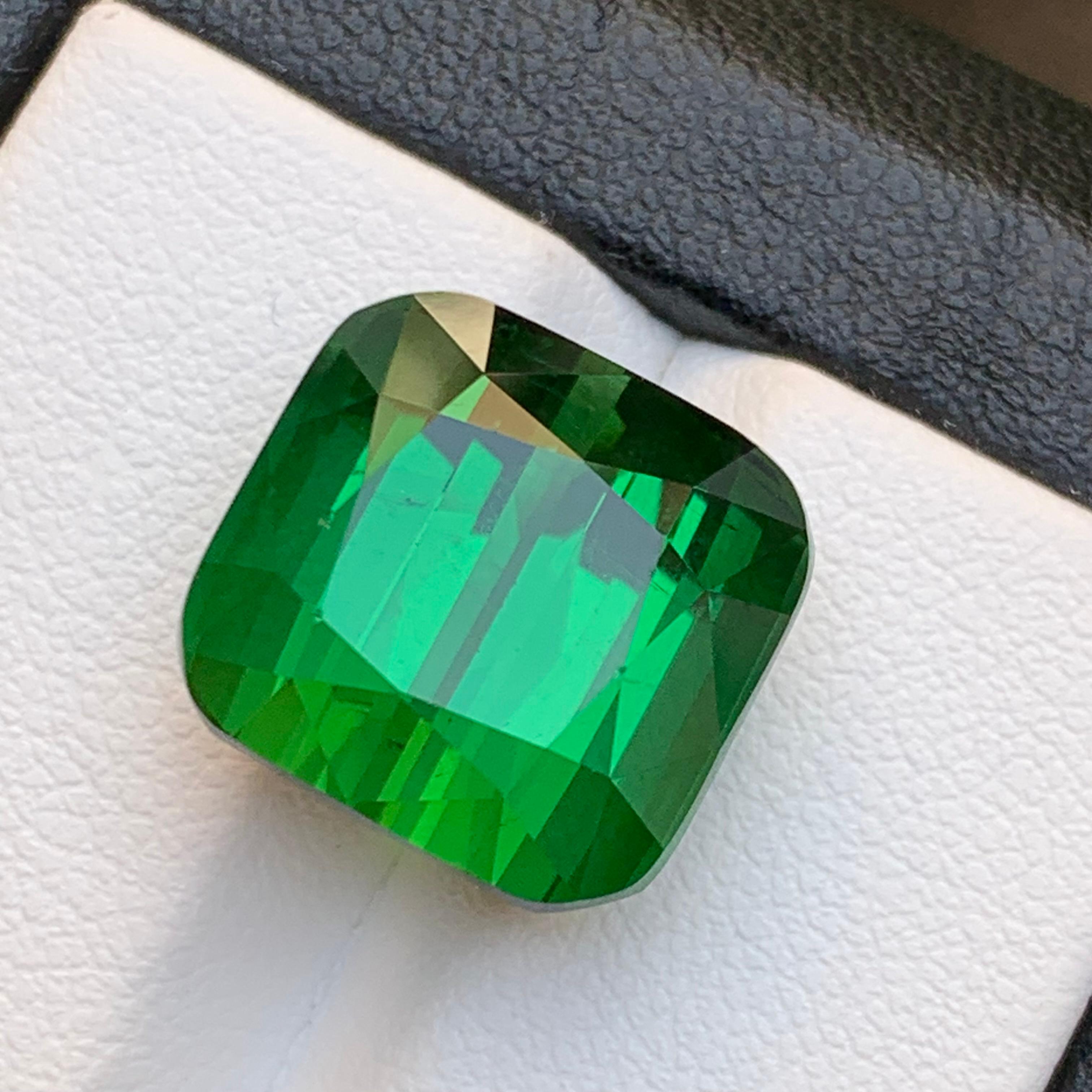 Taglio cuscino Ciondolo di tormalina naturale verde intenso sciolto 16.65 carati taglio cuscino in vendita