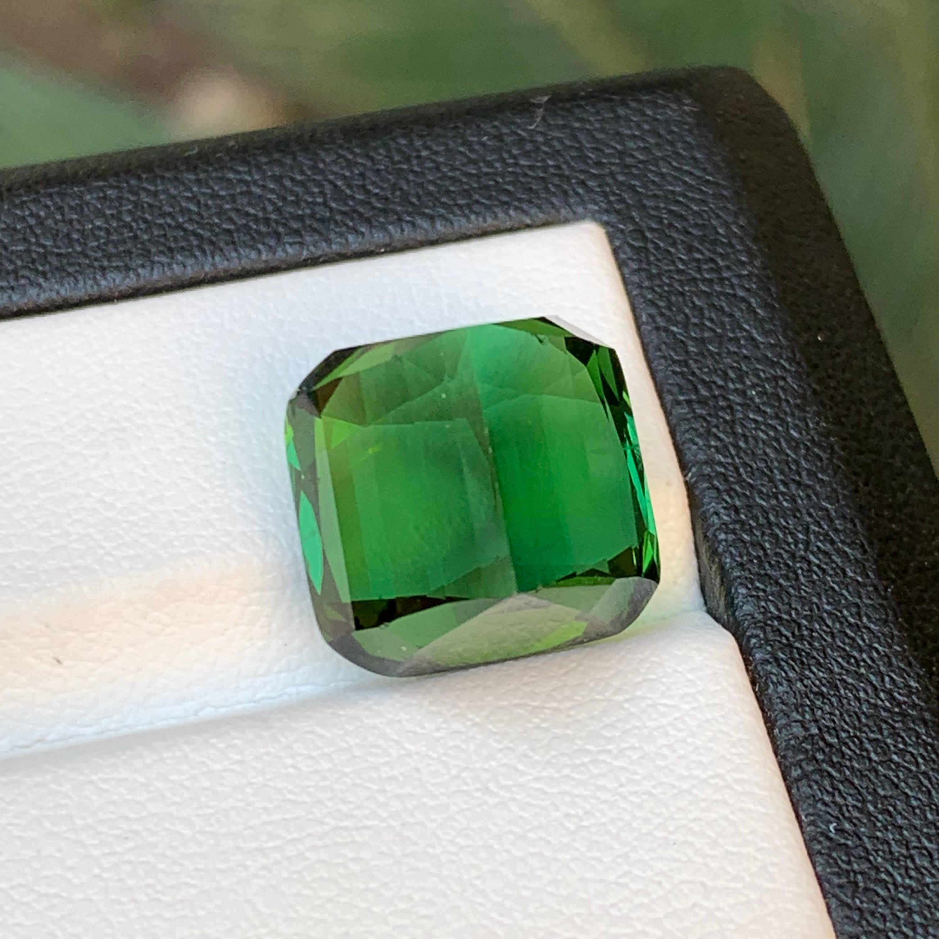 Ciondolo di tormalina naturale verde intenso sciolto 16.65 carati taglio cuscino in vendita 1